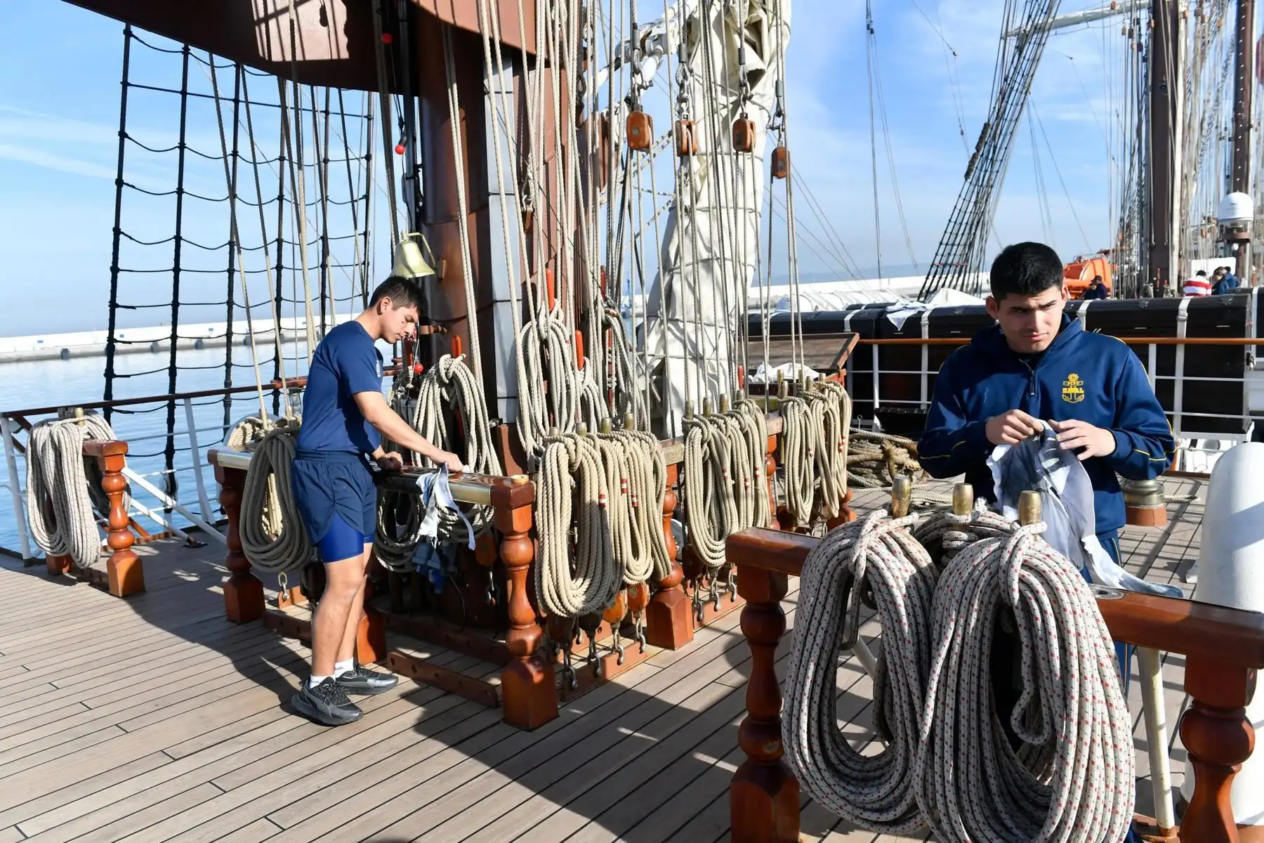 Miembros de la tripulación trabajan en el muelle del buque escuela BAP Union de la Armada del Perú en Tánger, Marruecos. Foto: EFE