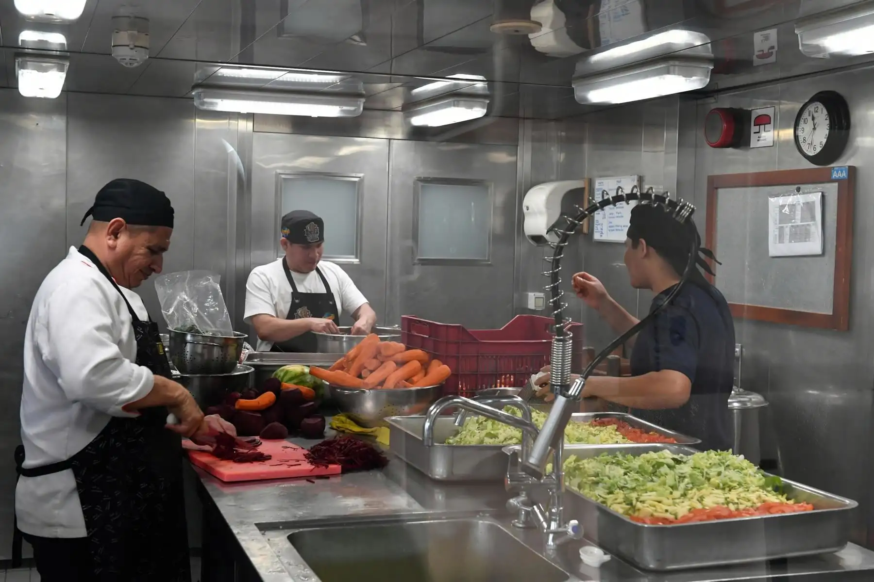 Members of the crew work in the kitchen on Peruvian Navy training ship BAP Union docks in Tangier, Morocco. Foto: EFE