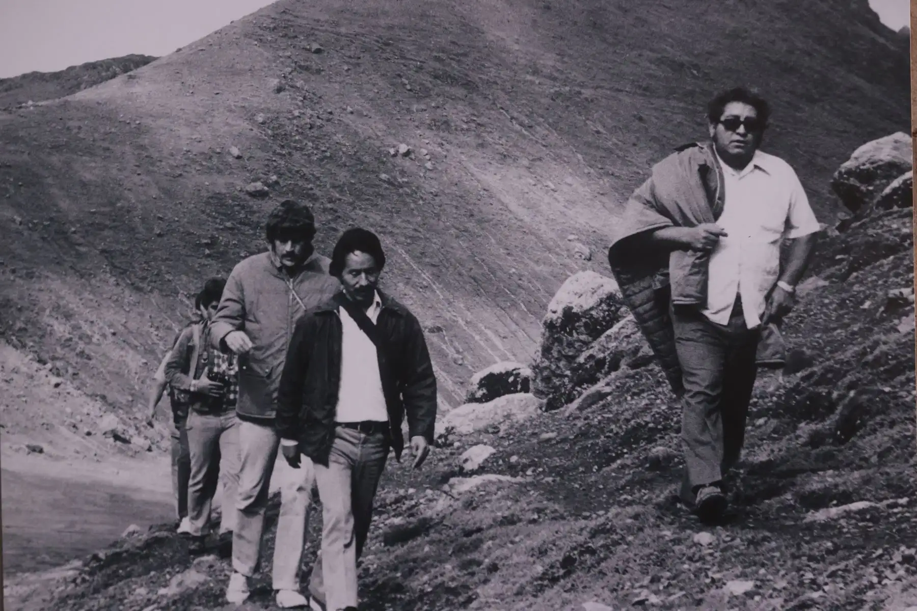 Ayacucho - 1983 / Periodistas mártires de Uchuraccay. Jorge Sedano, Amador García, Luis Mendívil, Félix Gavilán, Pedro Sánchez, Willy Retto y Edmundo de la PinIella, antes de perecer en Uchuraccay. El autor de la fotografía es Octavio Infante, otra de las víctimas.Foto: ANDINA/archivo
