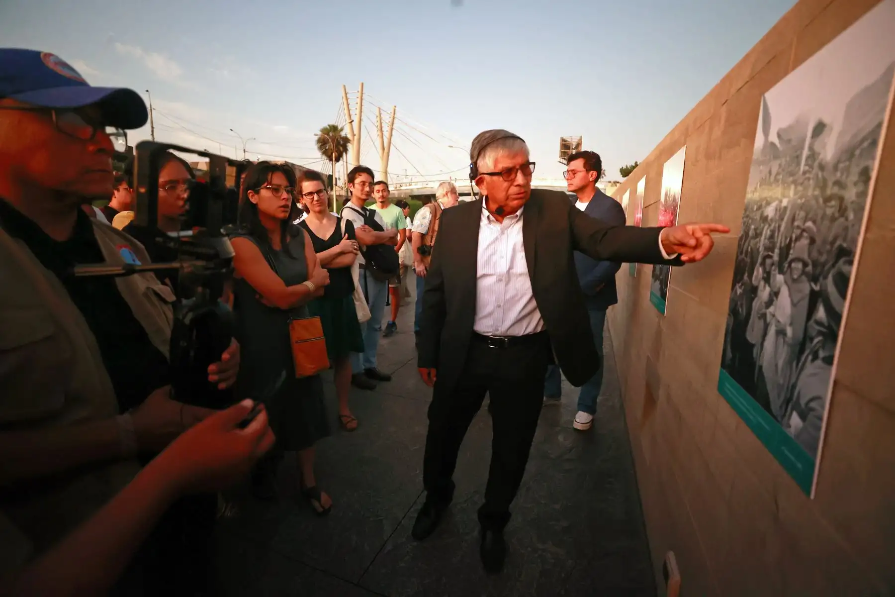 El reportero gráfico Oscar Medrano, durante la inauguración de la muestra temporal “Huaychao y Uchuraccay: causa y efecto.Foto: ANDINA/Vidal Tarqui