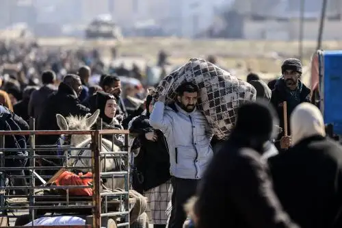 Los palestinos cargan algunas pertenencias mientras huyen de Khan Yunis, en el sur de la Franja de Gaza, el 26 de enero de 2024, en medio de batallas en curso entre Israel y el grupo militante palestino Hamas. Foto: AFP