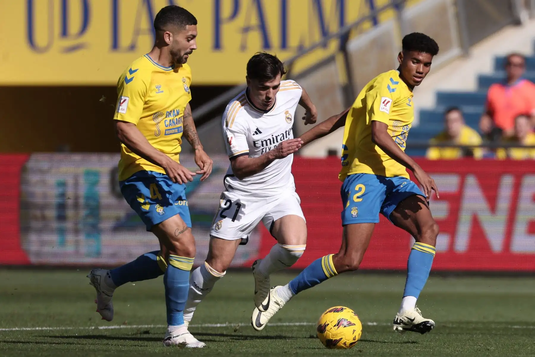 El delantero español del Real Madrid Brahim Díaz lucha por el balón con el defensor español de Las Palmas Alex Suárez y el defensor español de Las Palmas Marvin Park durante el partido de fútbol de la liga española entre la UD Las Palmas y el Real Madrid CF en el estadio de Gran Canaria. Foto: ANDINA/ AFP