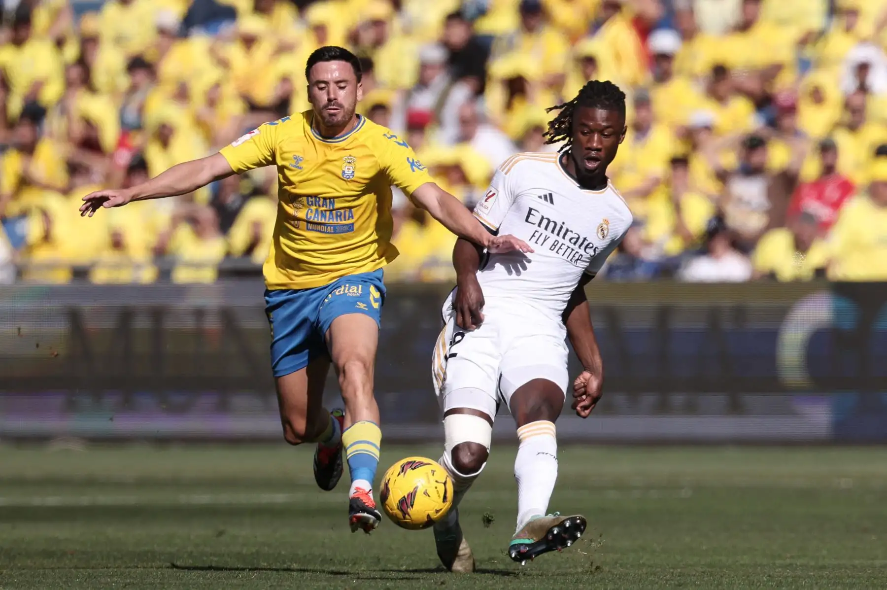 El centrocampista español de Las Palmas Javi Muñoz  lucha por el balón con el centrocampista francés del Real Madrid  Eduardo Camavinga durante el partido de fútbol de la liga española entre la UD Las Palmas y el Real Madrid CF en el estadio de Gran Canaria. Foto: ANDINA/AFP