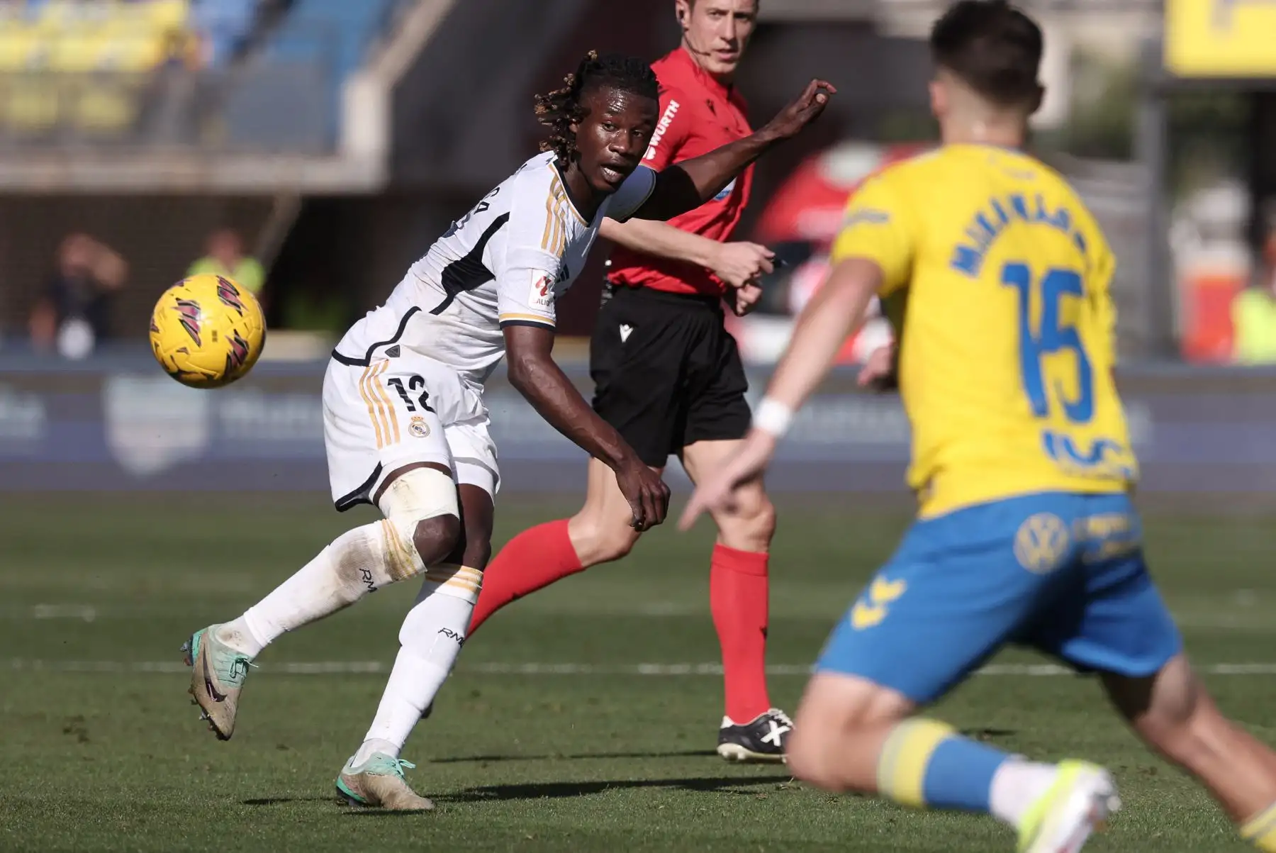 El centrocampista francés del Real Madrid Eduardo Camavinga controla el balón durante el partido de fútbol de la liga española entre la UD Las Palmas y el Real Madrid CF en el estadio de Gran Canaria. Foto: ANDINA/ AFP
