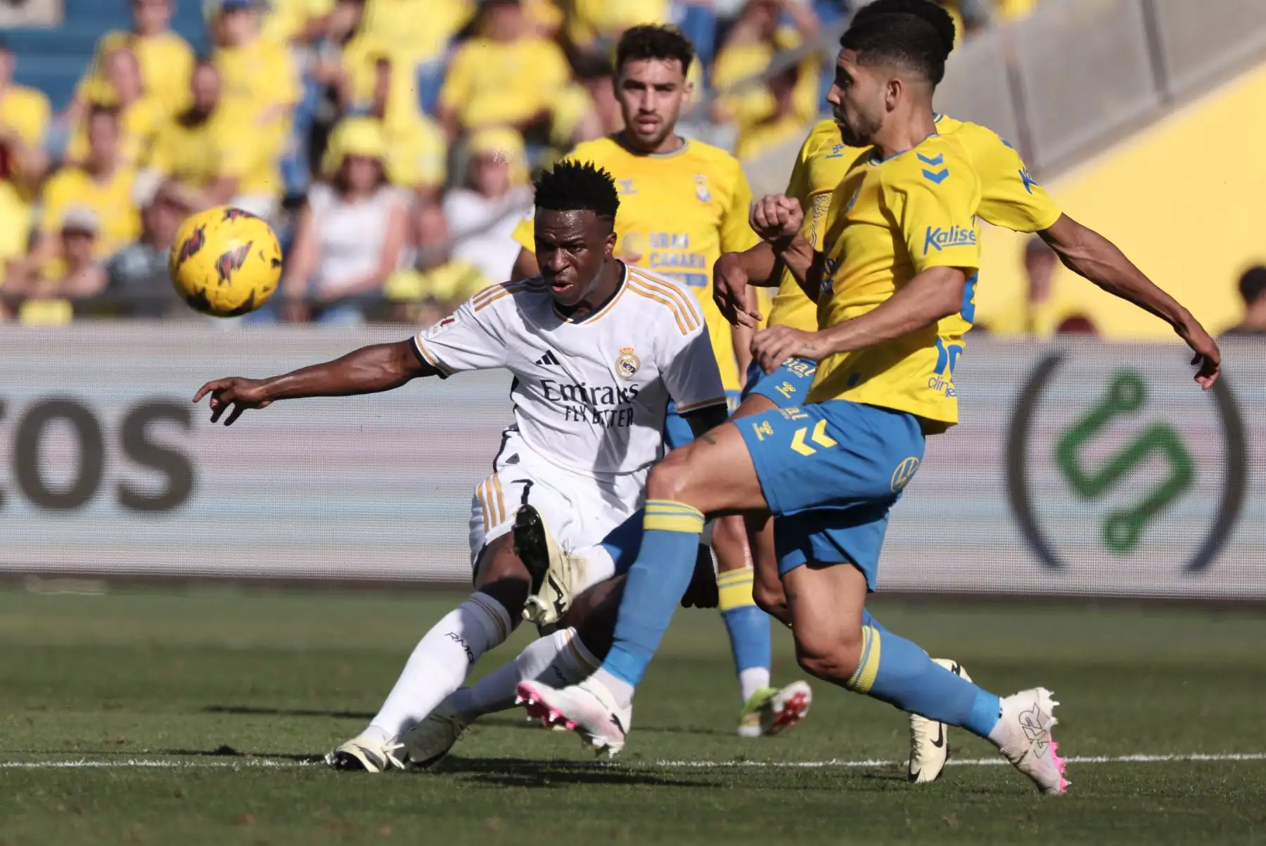 El delantero brasileño del Real Madrid Vinicius Junior lucha por el balón con el defensa español de Las Palmas Alex Suárez durante el partido de fútbol de la liga española entre la UD Las Palmas y el Real Madrid CF en el estadio de Gran Canaria. Foto: ANDINA/AFP