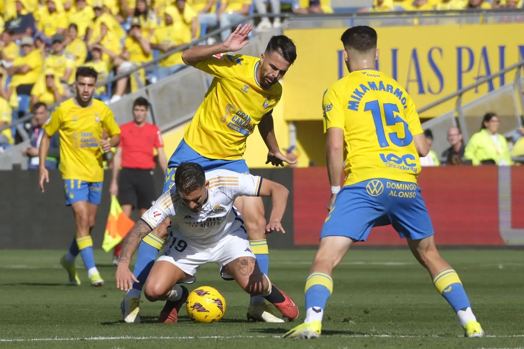 El centrocampista del Real Madrid Dani Ceballos cae ante el defensa de Las Palmas Mika Mármol durante el partido de la jornada 22 de LaLiga EA Sports entre la U.D. Las Palmas y el Real Madrid, este sábado en el estadio de Gran Canaria, en Las Palmas de Gran Canaria. Foto: ANDINA/EFE