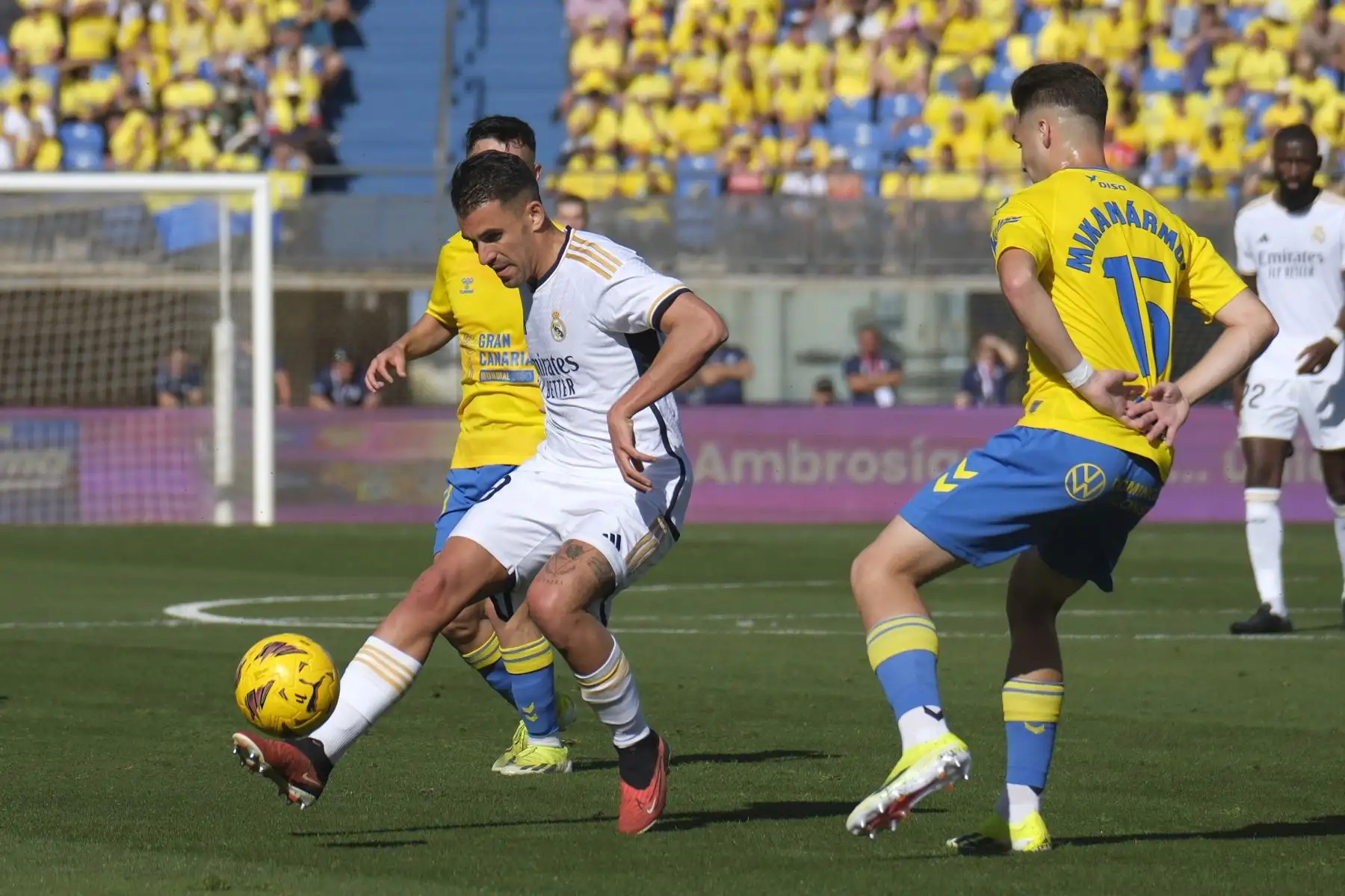 El centrocampista del Real Madrid Dani Ceballos conduce el balón ante el defensa de Las Palmas Mika Mármol durante el partido de la jornada 22 de LaLiga EA Sports entre la U.D. Las Palmas y el Real Madrid, este sábado en el estadio de Gran Canaria. Foto: ANDINA/EFE