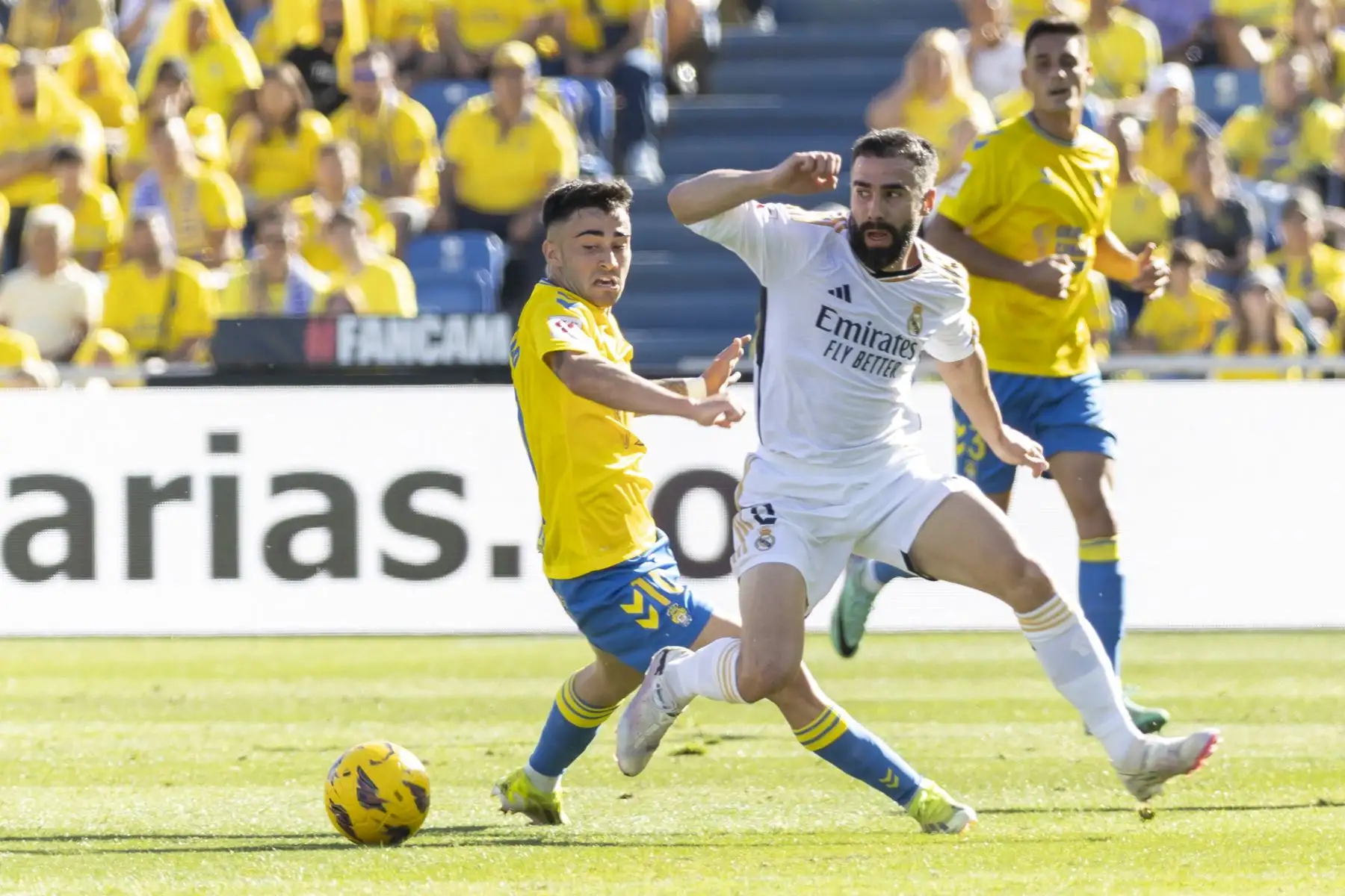 El defensa español del Real Madrid Dani Carvajal disputa un balón ante el centrocampista español de Las Palmas Alberto Moleiro durante el partido de la jornada 22 de LaLiga EA Sports entre la U.D. Las Palmas y el Real Madrid, este sábado en el estadio de Gran Canaria. Foto: ANDINA/EFE