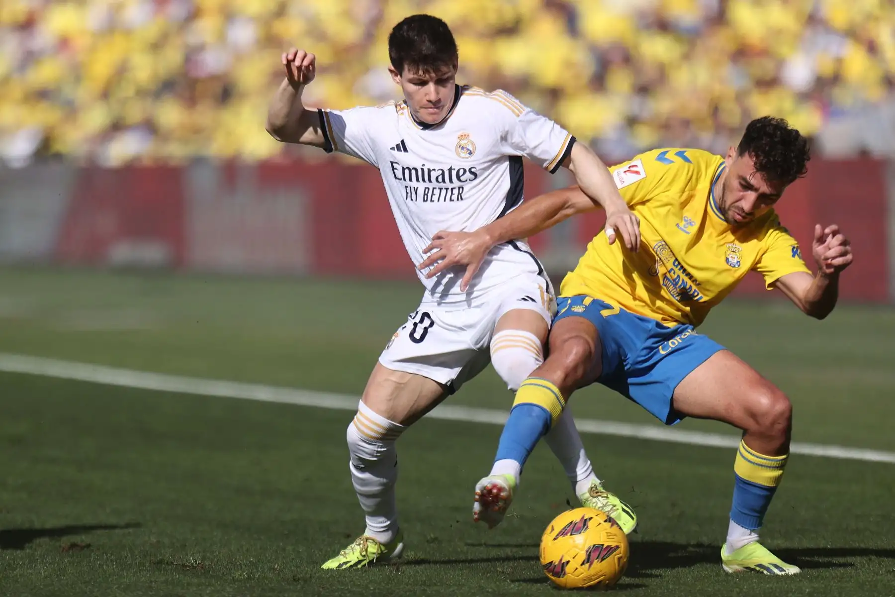 El defensor español del Real Madrid Fran García lucha por el balón con el delantero marroquí de Las Palmas Munir El Haddadi durante el partido de fútbol de la liga española entre la UD Las Palmas y el Real Madrid CF en el estadio de Gran Canaria. Foto: ANDINA/AFP