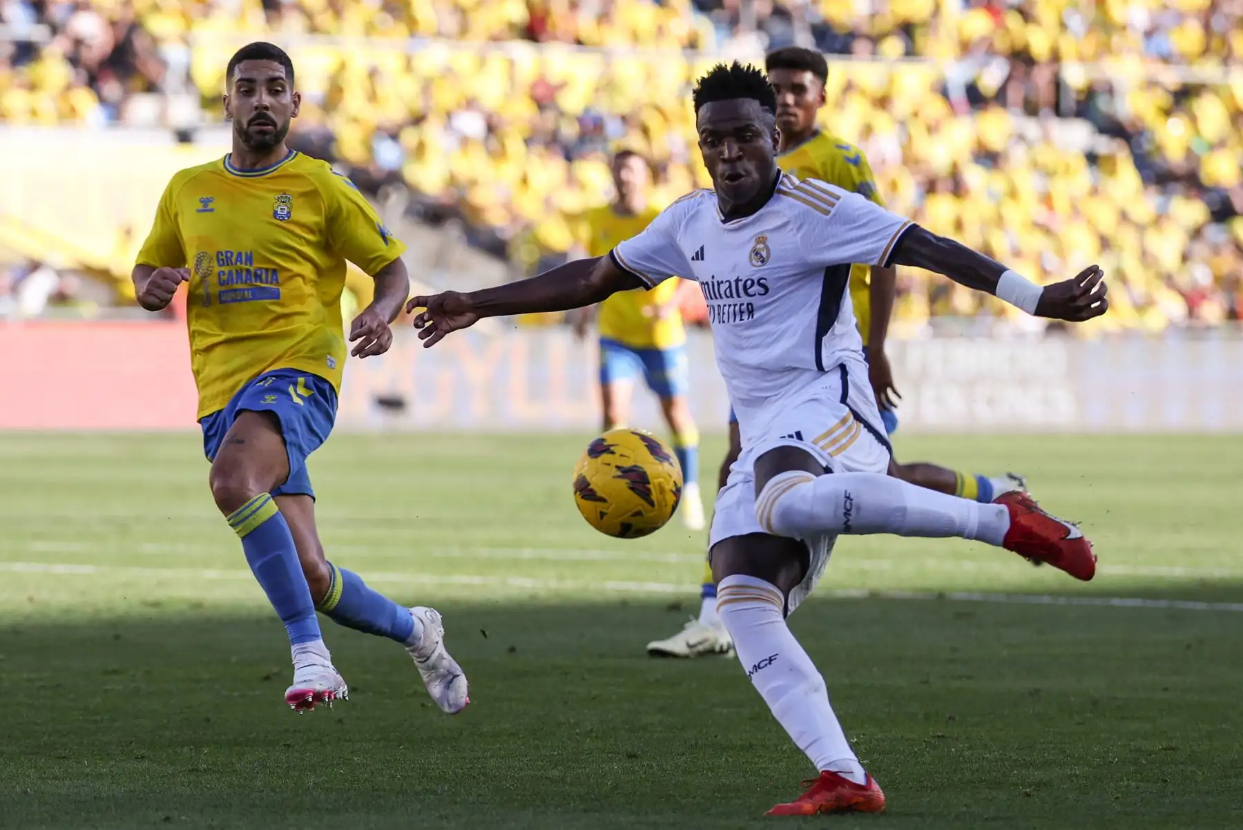 El delantero brasileño del Real Madrid Vinicius Junior patea el balón y anota durante el partido de fútbol de la liga española entre la UD Las Palmas y el Real Madrid CF en el estadio de Gran Canaria. 
Foto: ANDINA/AFP