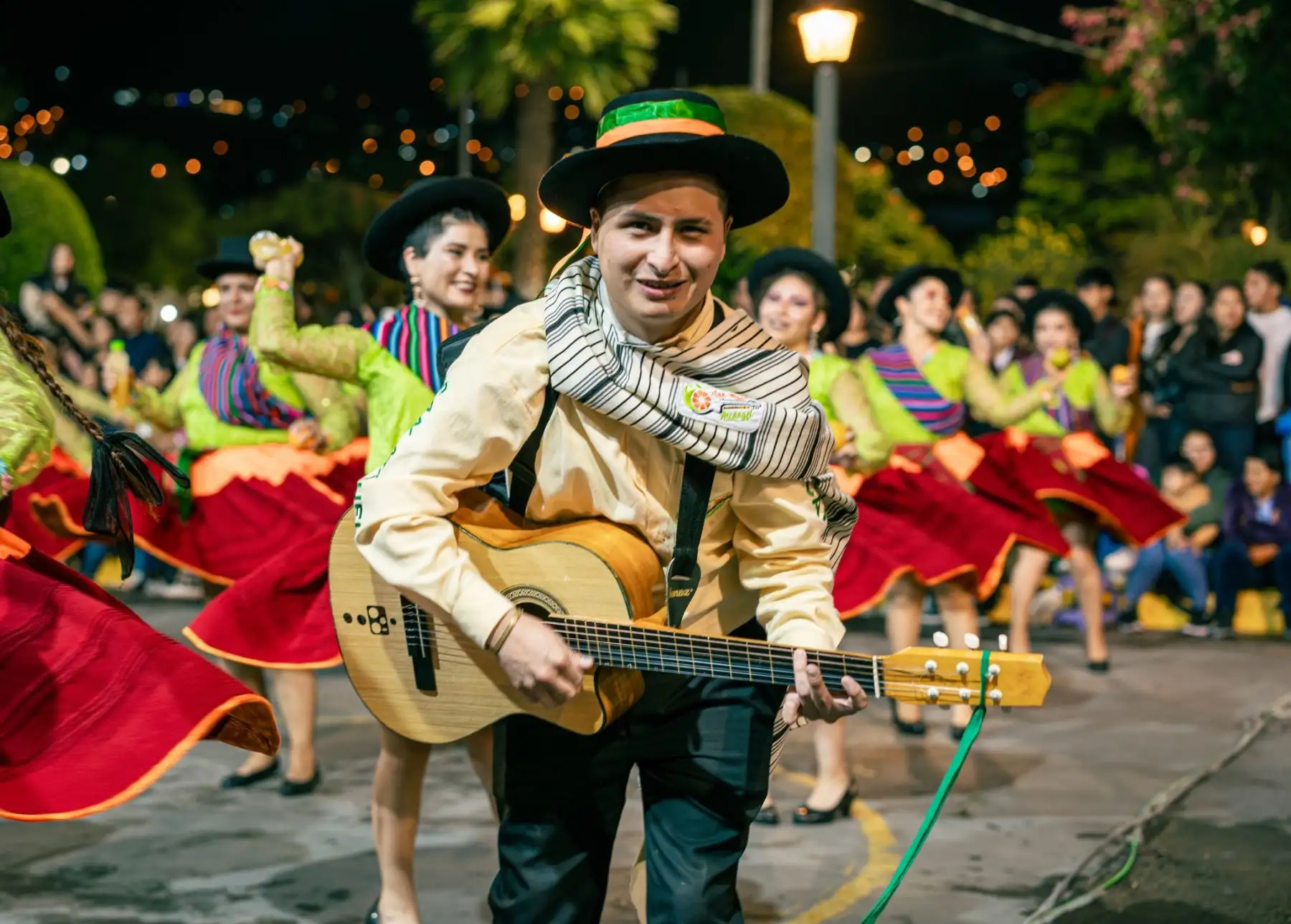 Después de dos años de ausencia de los carnavales, las comparsas salieron a las calles de Huamanga con gran derroche de alegría y color. Foto: ANDINA/ Gobierno Regional