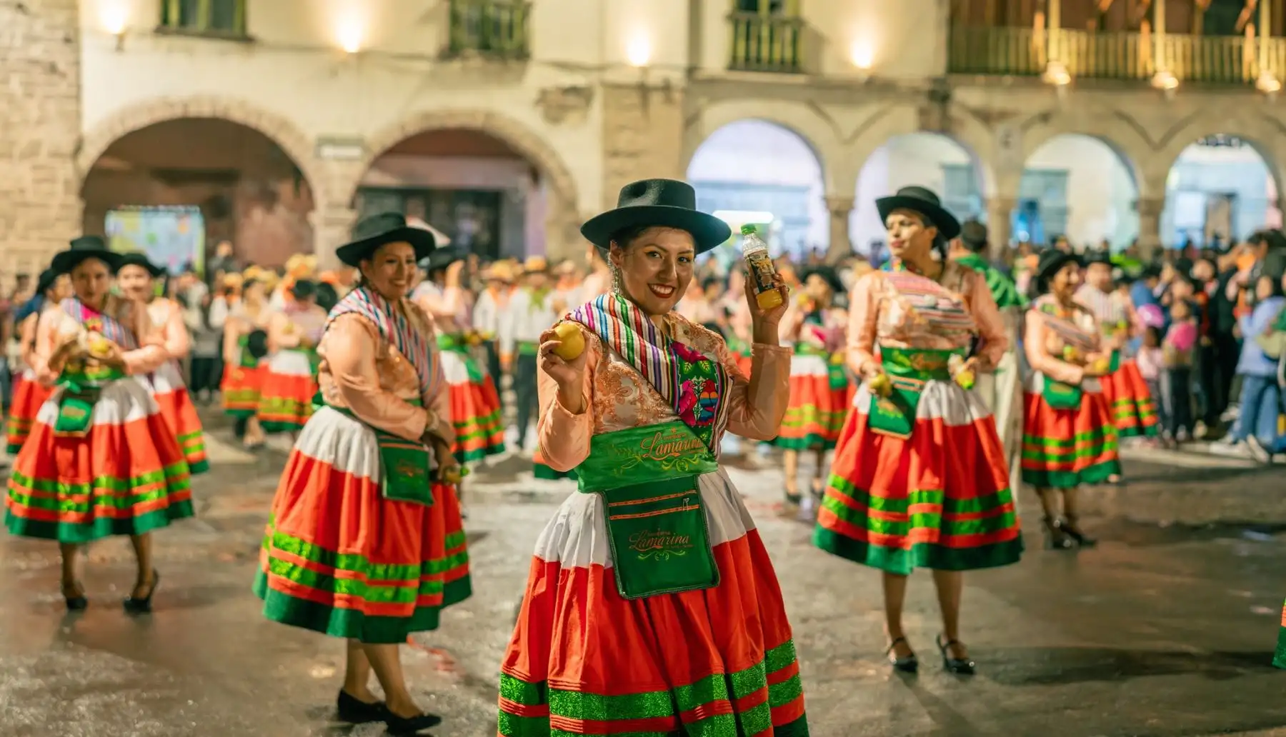 Después de dos años de ausencia de los carnavales, las comparsas salieron a las calles de Huamanga con gran derroche de alegría y color. Foto: ANDINA/ Gobierno Regional