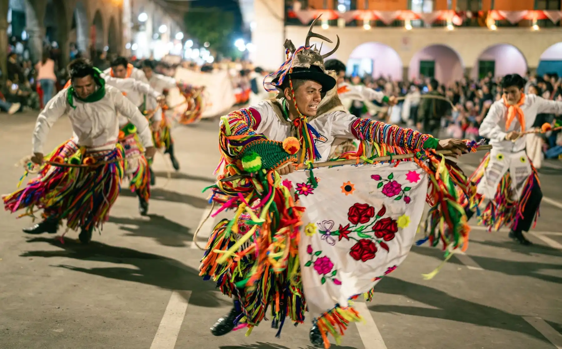 Después de dos años de ausencia de los carnavales, las comparsas salieron a las calles de Huamanga con gran derroche de alegría y color. Foto: ANDINA/ Gobierno Regional