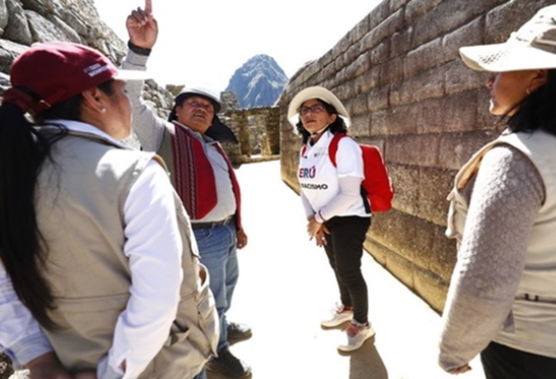 La ministra de Cultura, Leslie Urteaga, anunció que ha propuesto la instalación de una mesa de trabajo en el Cusco, para lo cual está dispuesta a viajar de inmediato, con la finalidad de dialogar en favor de Machu Picchu.