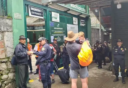 Más de 700 turistas, entre extranjeros y nacionales, adultos, mujeres y niños, serán evacuados esta tarde por tren desde el distrito de Machu Picchu Pueblo hasta la estación de Ollantaytambo, luego de quedar varados por el paro que acata la población local por tercer día consecutivo en protesta por la venta digital de entradas.a la ciudadela inca, a través de un operador privado.