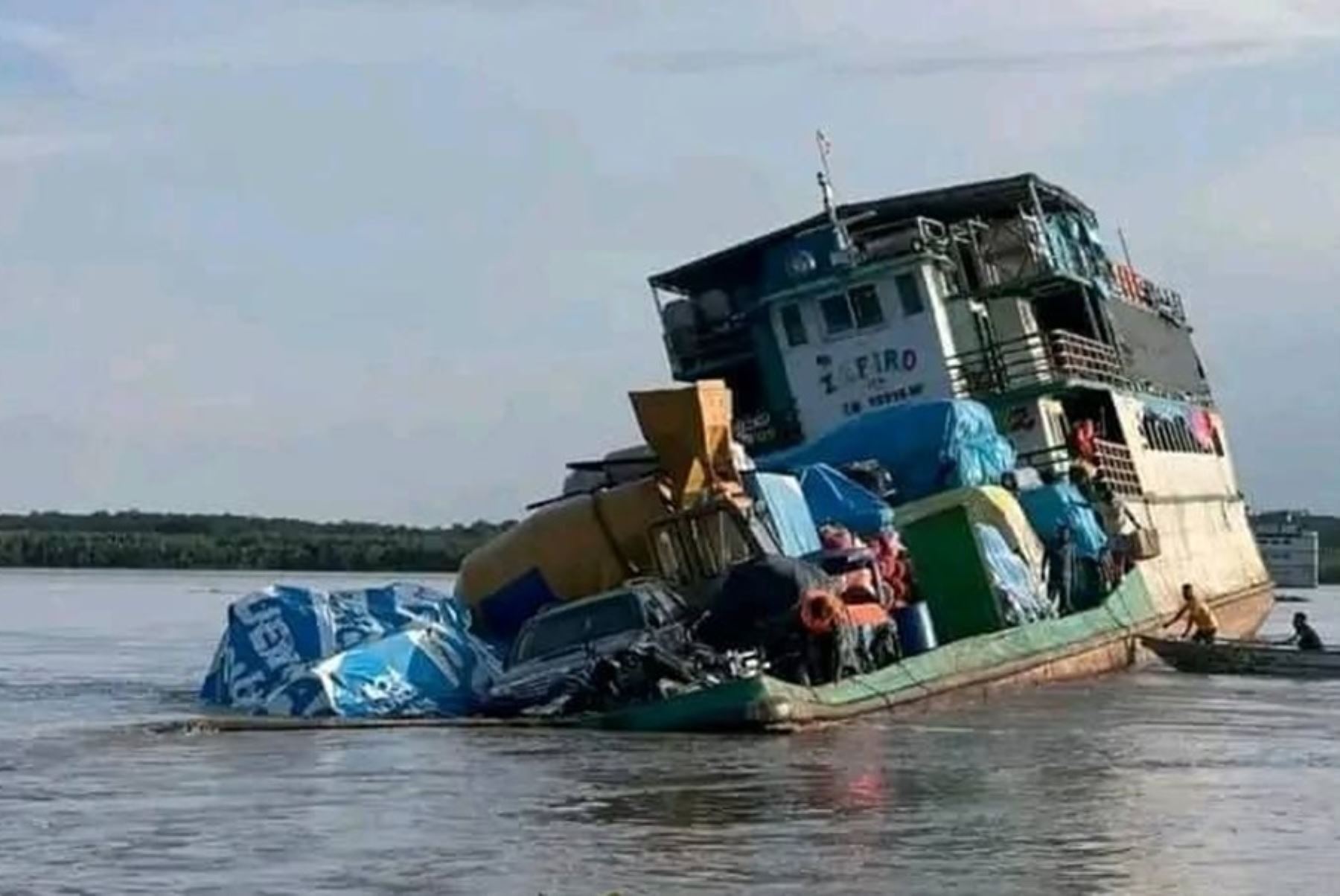 El exceso de carga provocó que la embarcación fluvial Zafiro, que se dirigía a la ciudad de Iquitos, se hundiera en las aguas del río Ucayali, informó la capitanía de puerto de Pucallpa.