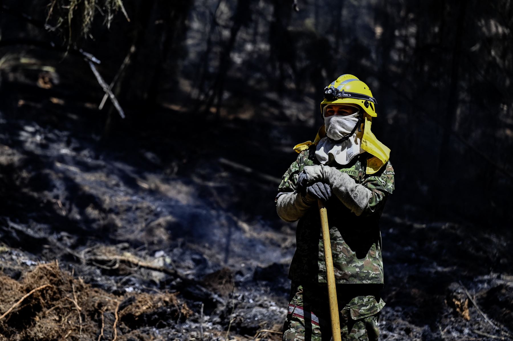 Un bombero trabaja en el lugar de un incendio forestal en Nemocón, Colombia, el 26 de enero de 2024. Foto: AFP