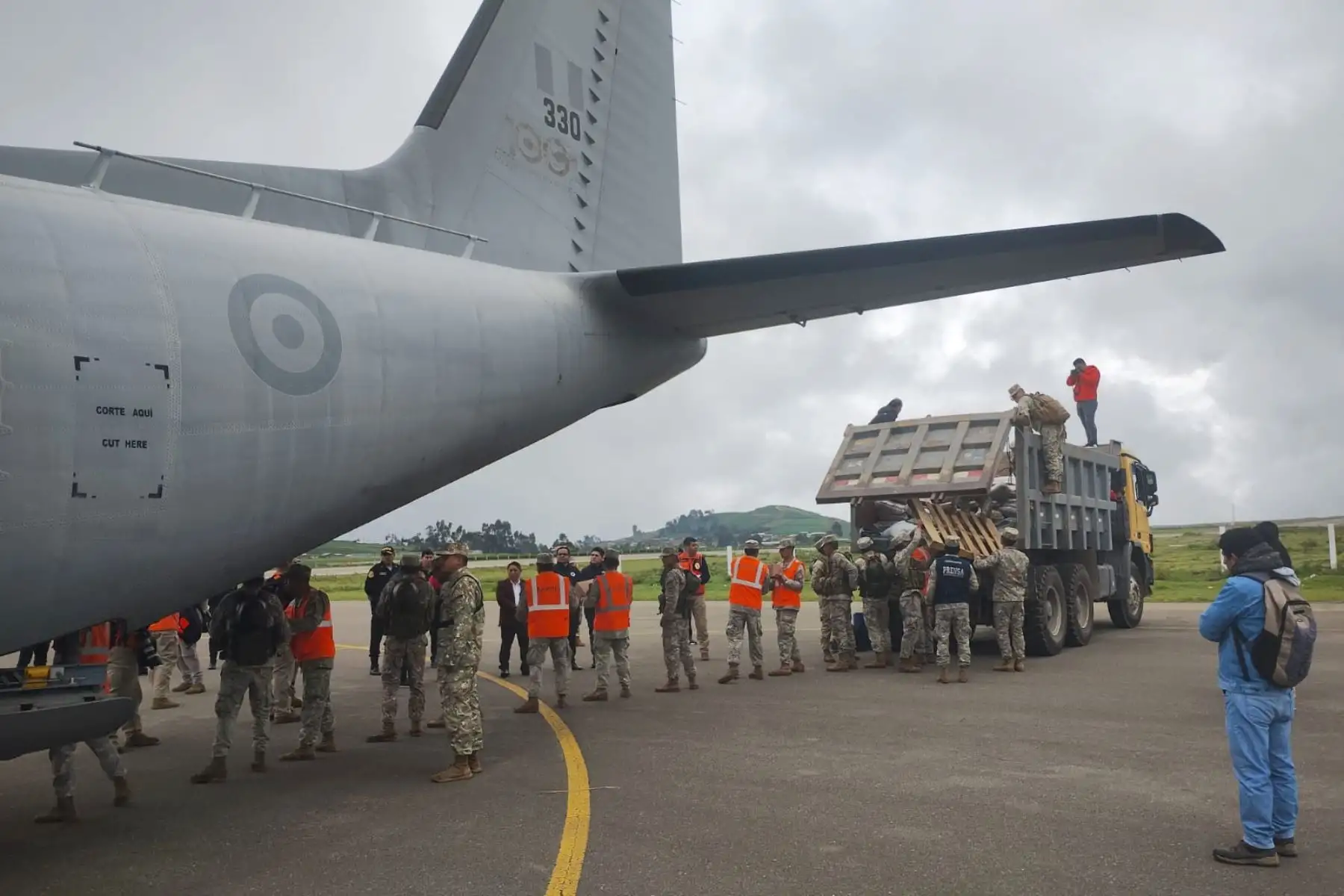 Un total de 14 toneladas de bienes de ayuda humanitaria del Instituto Nacional de Defensa Civil (Indeci) llegaron al distrito apurimeño de Chalhuanca, para asistir a la población afectada por intensas precipitaciones pluviales, que  vienen registrándose en esta localidad, dañando viviendas y vías de comunicación.
Foto: ANDINA/Mindef