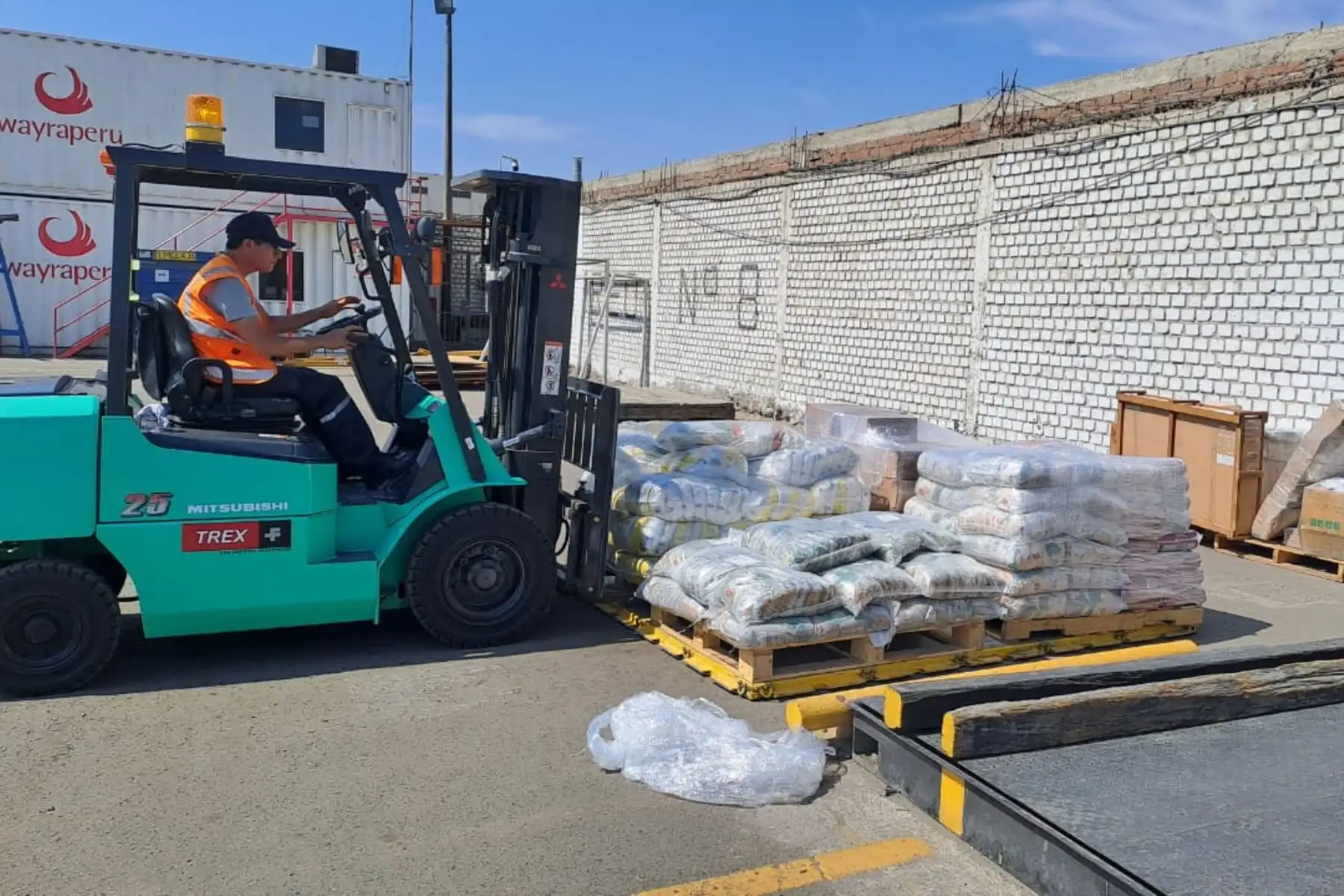 Un total de 14 toneladas de bienes de ayuda humanitaria del Instituto Nacional de Defensa Civil (Indeci) llegaron al distrito apurimeño de Chalhuanca, para asistir a la población afectada por intensas precipitaciones pluviales, que  vienen registrándose en esta localidad, dañando viviendas y vías de comunicación.
Foto: ANDINA/Mindef