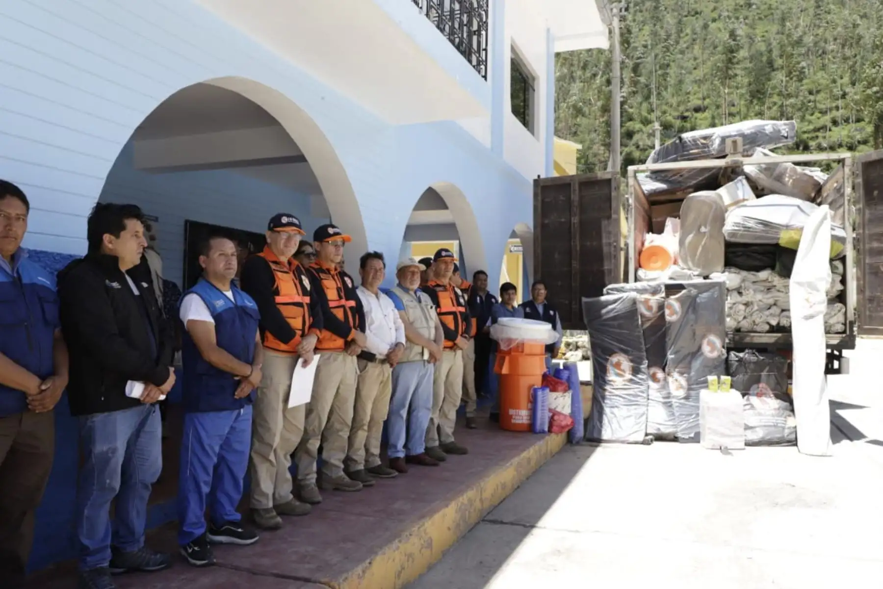 Un total de 14 toneladas de bienes de ayuda humanitaria del Instituto Nacional de Defensa Civil (Indeci) llegaron al distrito apurimeño de Chalhuanca, para asistir a la población afectada por intensas precipitaciones pluviales, que  vienen registrándose en esta localidad, dañando viviendas y vías de comunicación.
Foto: ANDINA/Mindef