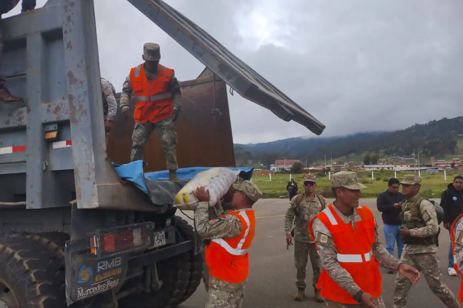 Un total de 14 toneladas de bienes de ayuda humanitaria del Instituto Nacional de Defensa Civil (Indeci) llegaron al distrito apurimeño de Chalhuanca, para asistir a la población afectada por intensas precipitaciones pluviales, que  vienen registrándose en esta localidad, dañando viviendas y vías de comunicación.
Foto: ANDINA/Mindef