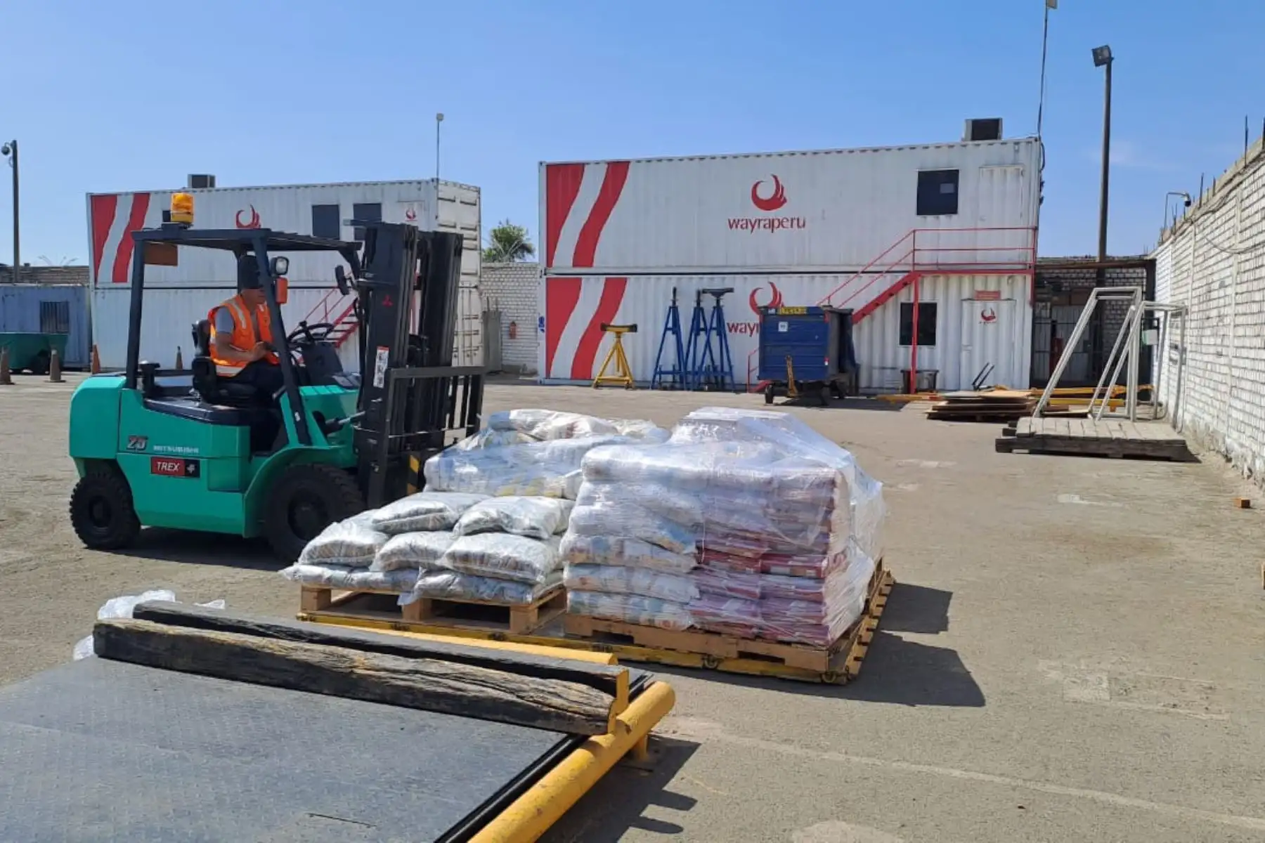 Un total de 14 toneladas de bienes de ayuda humanitaria del Instituto Nacional de Defensa Civil (Indeci) llegaron al distrito apurimeño de Chalhuanca, para asistir a la población afectada por intensas precipitaciones pluviales, que  vienen registrándose en esta localidad, dañando viviendas y vías de comunicación.
Foto: ANDINA/Mindef