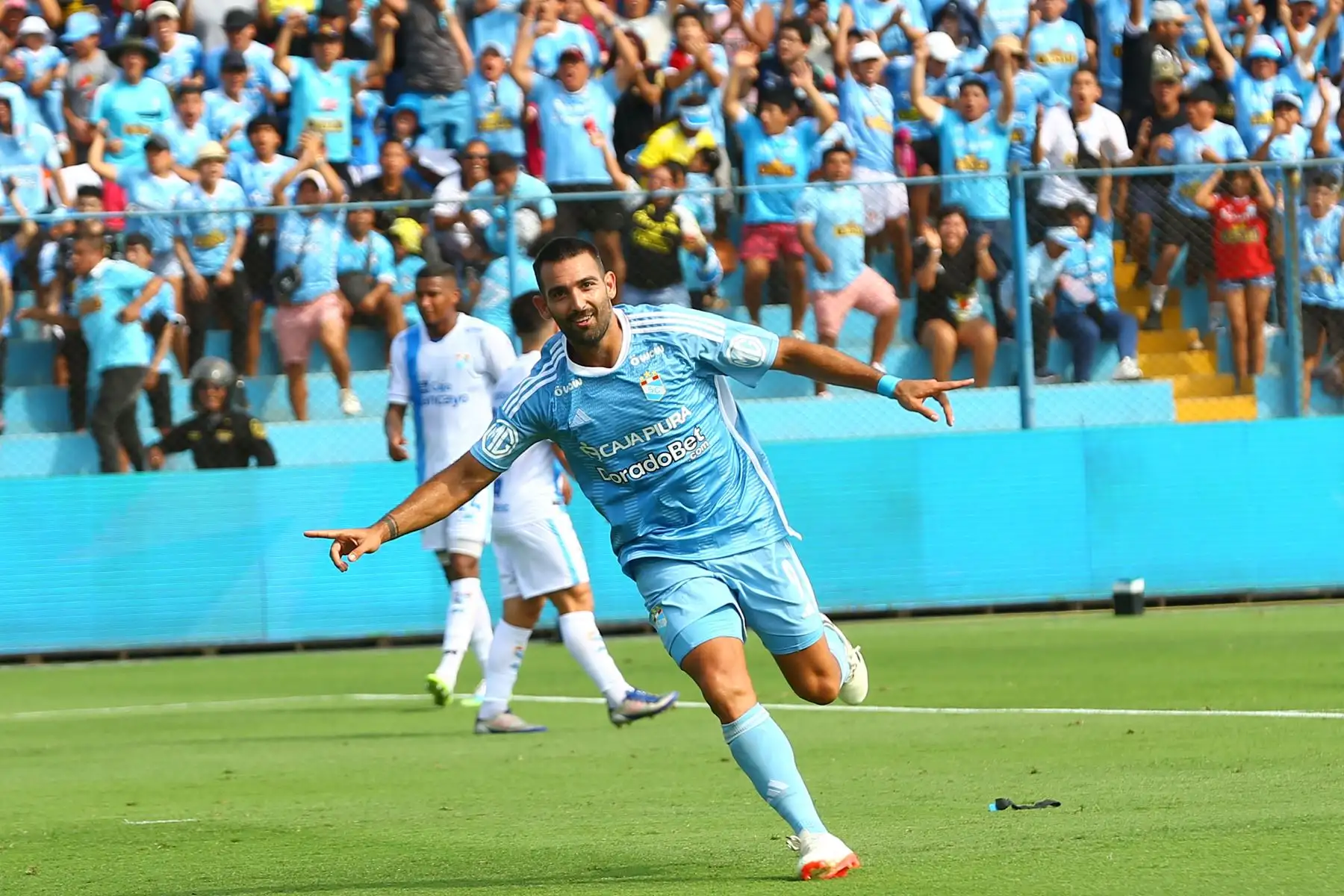El uruguayo Martín Cauteruccio de Sporting Cristal celebra su gol, anotado ante  ADT por la fecha 1 de la Liga1 en el estadio Alberto Gallardo.
Foto: ANDINA/Eddy Ramos