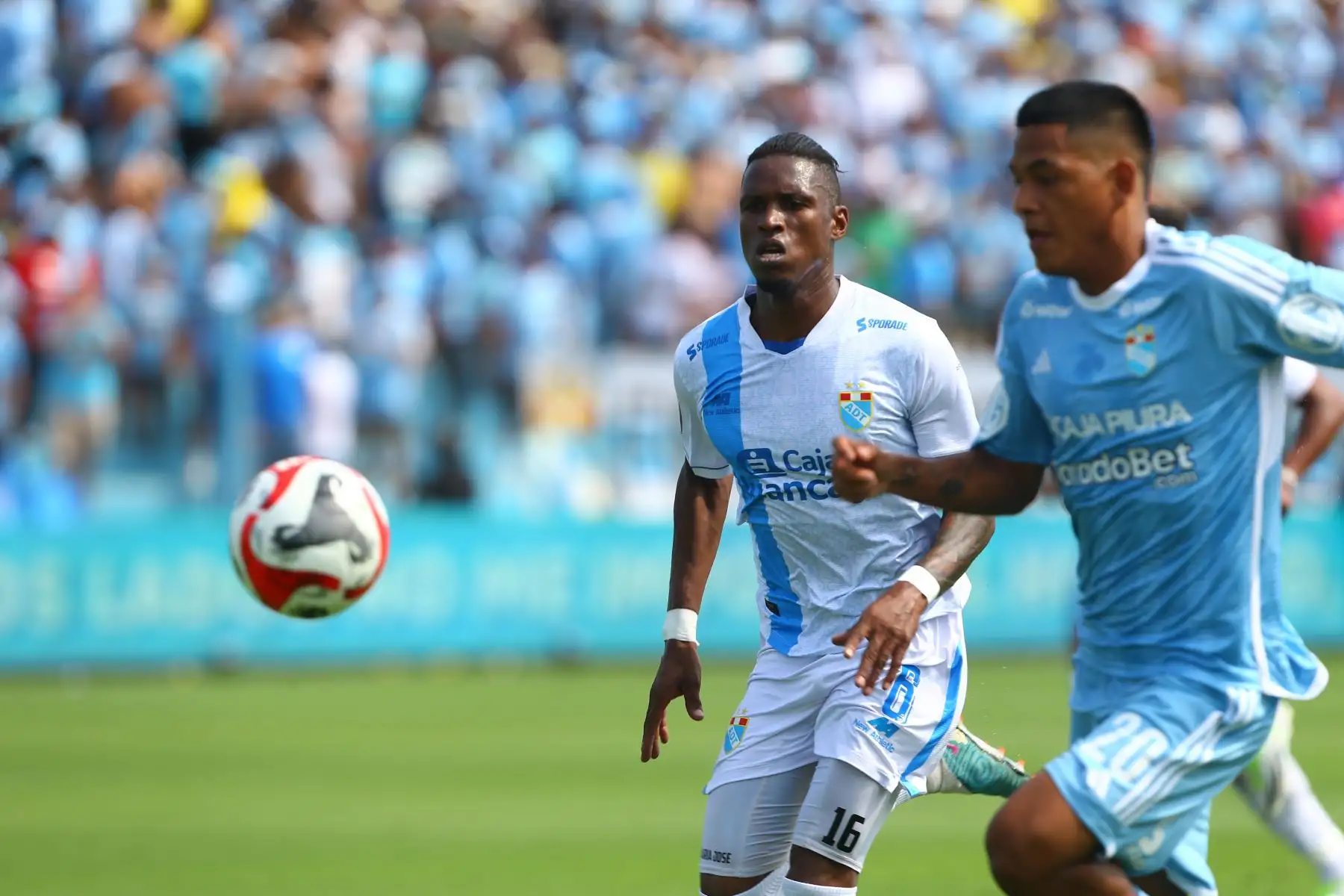 El jugador Joao Grimaldo de Sporting Cristal disputa el balón ante jugador de ADT por la fecha 1 de la Liga1 en el estadio Alberto Gallardo.
Foto: ANDINA/Eddy Ramos