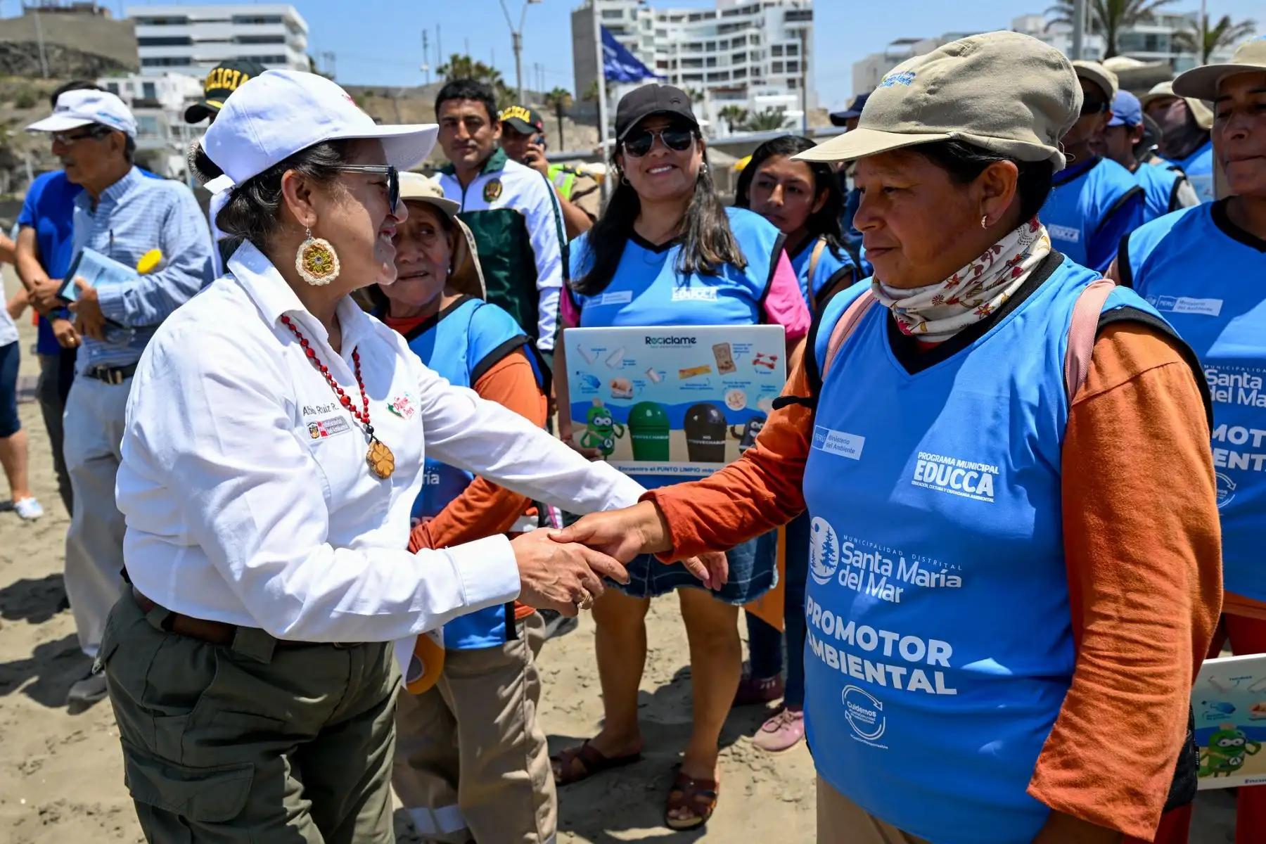 Ministra del Ambiente, Albina Ruiz lidera actividades de sensibilización y educación ambiental en Playa Grande del distrito de Santa María del Mar.
Foto: Ministerio del Ambiente