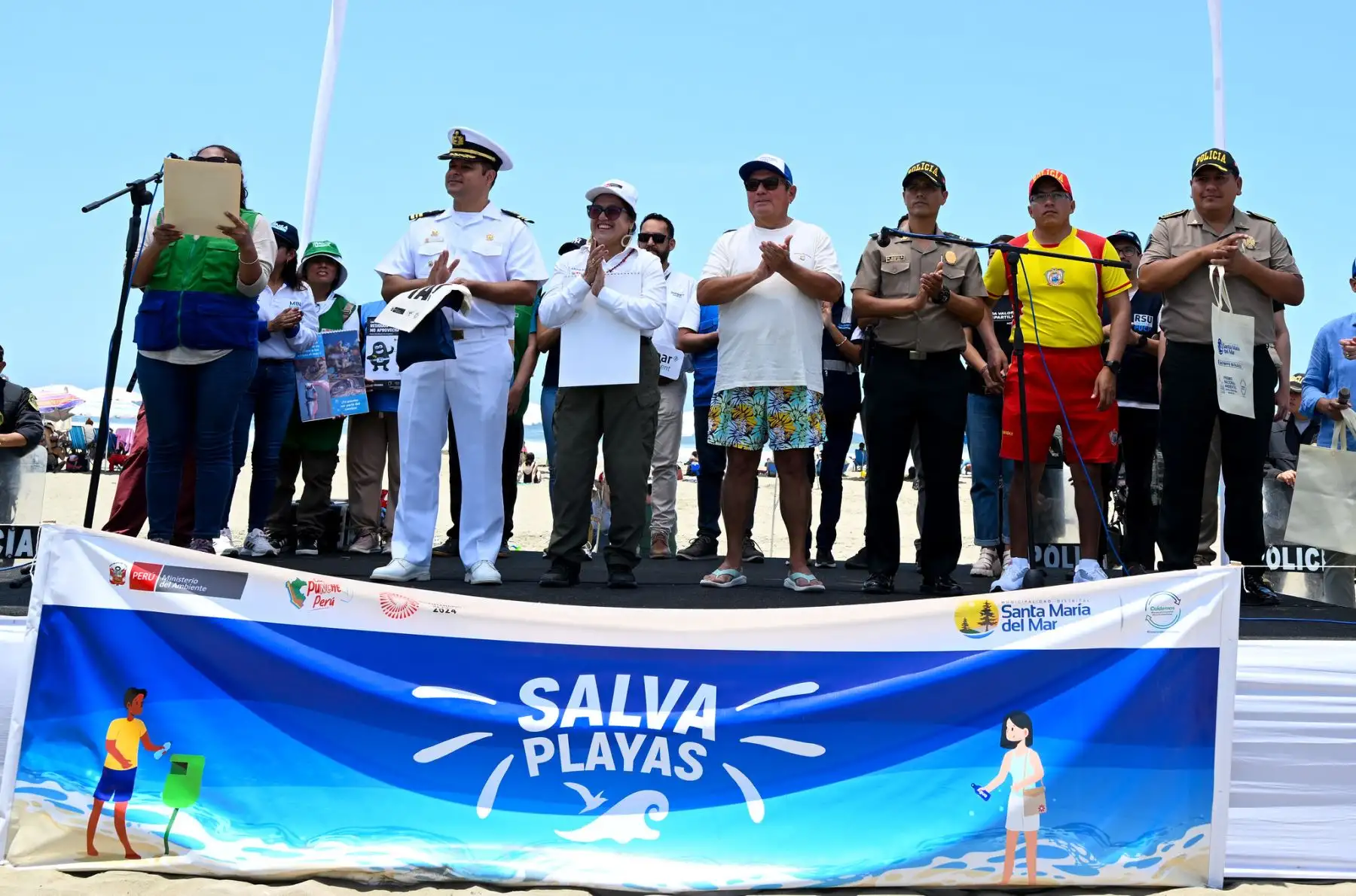 Ministra del Ambiente, Albina Ruiz lidera actividades de sensibilización y educación ambiental en Playa Grande del distrito de Santa María del Mar.
Foto: Ministerio del Ambiente