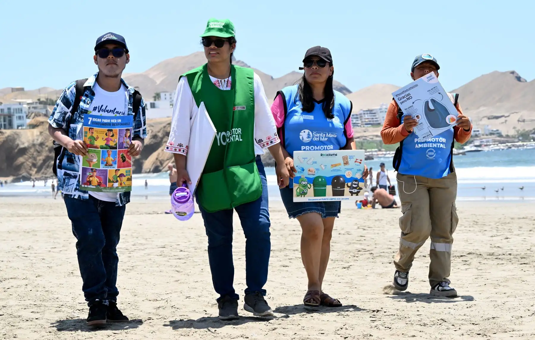 Ministra del Ambiente, Albina Ruiz lidera actividades de sensibilización y educación ambiental en Playa Grande del distrito de Santa María del Mar.
Foto: Ministerio del Ambiente