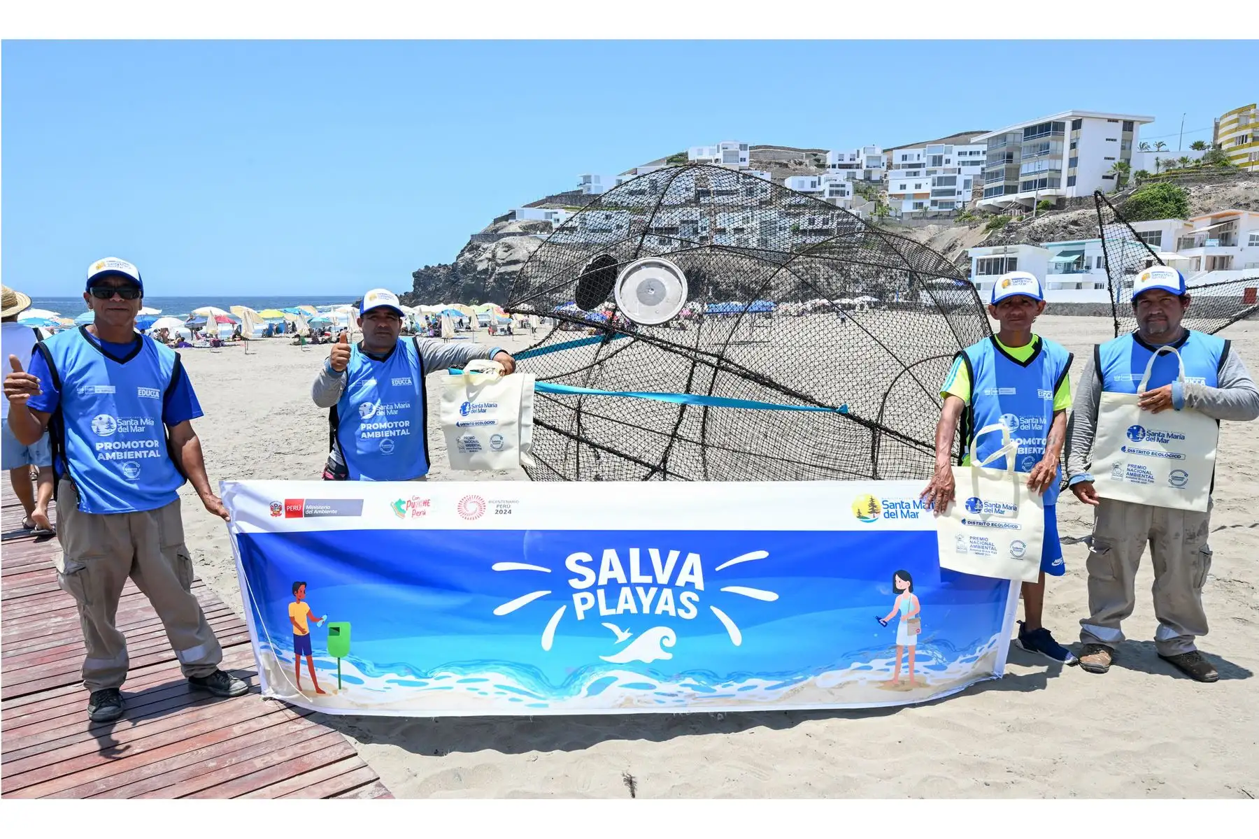 Ministra del Ambiente, Albina Ruiz lidera actividades de sensibilización y educación ambiental en Playa Grande del distrito de Santa María del Mar.
Foto: Ministerio del Ambiente