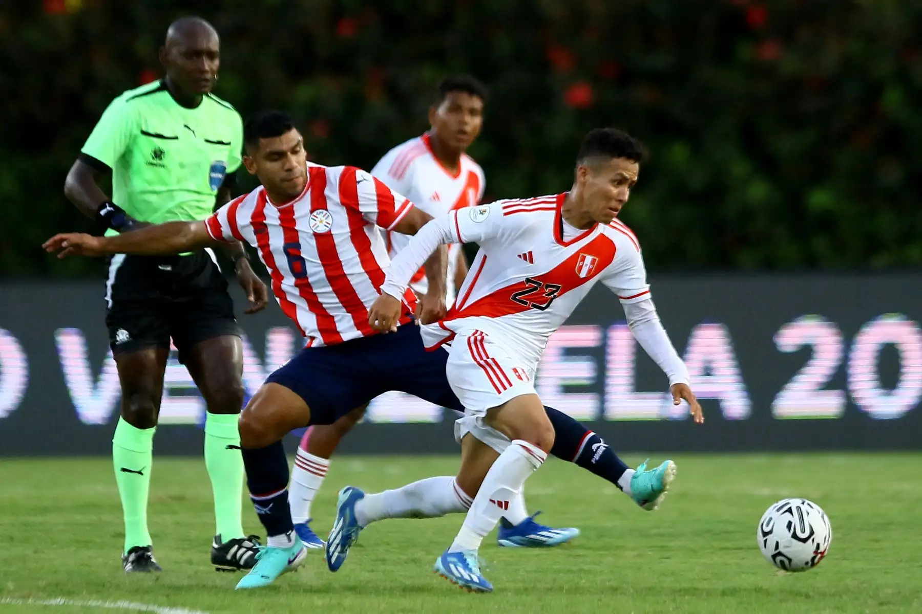 El mediocampista paraguayo Marcos Gómez  y el mediocampista peruano Franchesco Flores luchan por el balón durante el partido de fútbol del Grupo B del Torneo Preolímpico CONMEBOL Venezuela 2024 entre Paraguay y Perú en el estadio Misael Delgado de Valencia, Venezuela.
Foto: AFP
