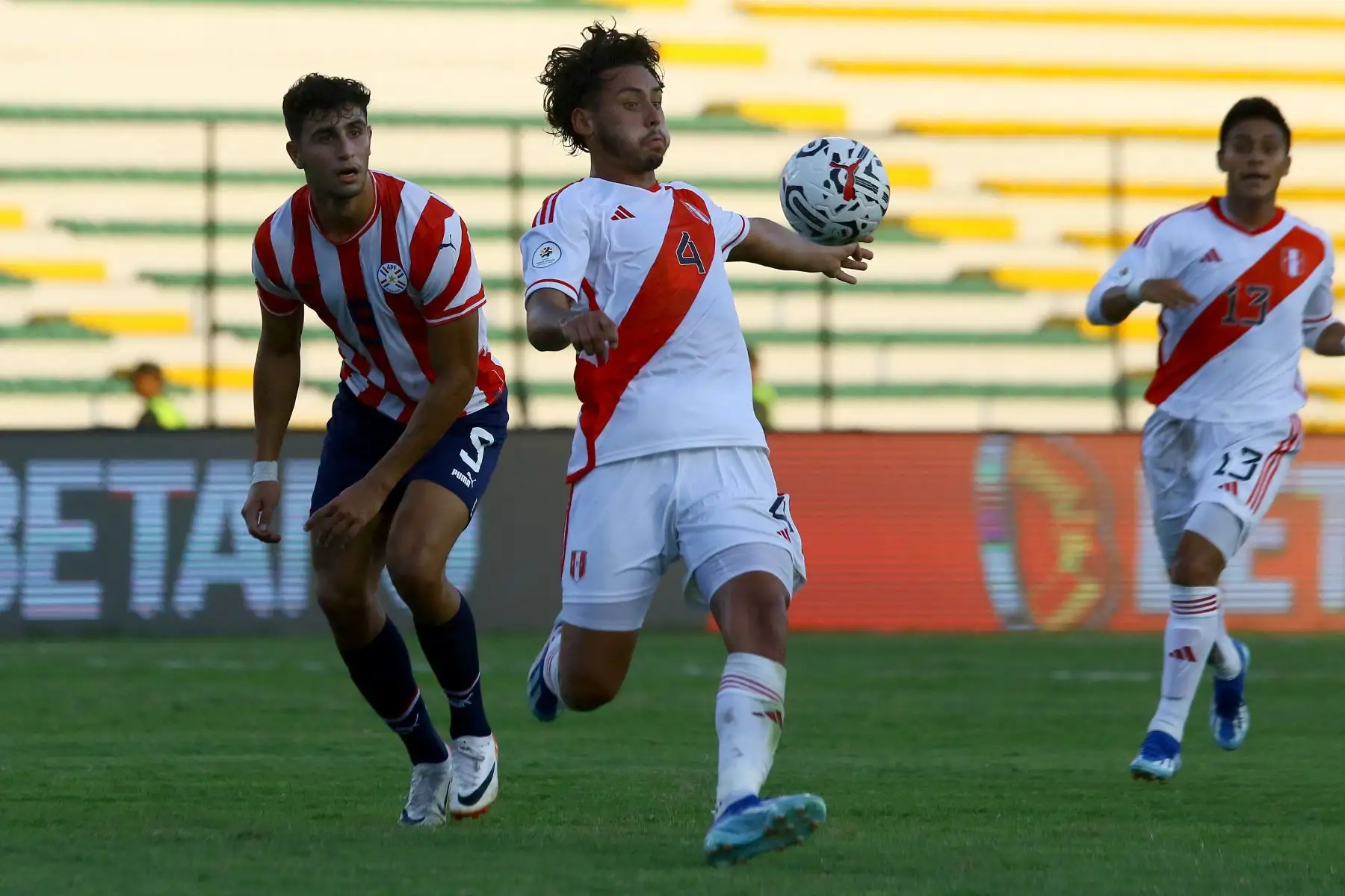 El delantero paraguayo Kevin Parzajuk  y el defensor peruano Erick Noriega luchan por el balón durante el partido de fútbol del Grupo B del Torneo Preolímpico CONMEBOL Venezuela 2024 entre Paraguay y Perú en el estadio Misael Delgado de Valencia, Venezuela.
Foto: AFP