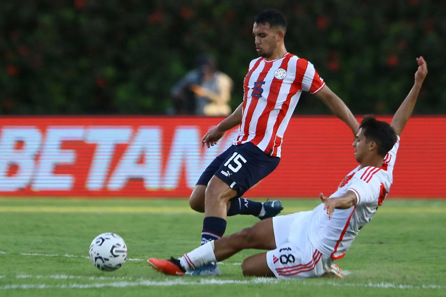 El mediocampista de Paraguay Fabrizio Peralta  y el mediocampista de Perú Alessandro Burlamaqui luchan por el balón durante el partido de fútbol del Grupo B del Torneo Preolímpico CONMEBOL Venezuela 2024 entre Paraguay y Perú en el estadio Misael Delgado en Valencia, Venezuela.
Foto: AFP