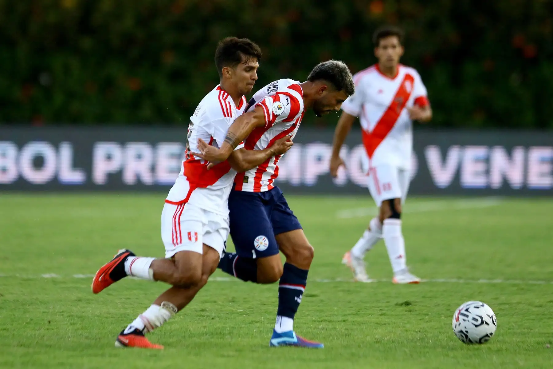 El mediocampista peruano Alessandro Burlamaqui  y el delantero paraguayo Iván Leguizamón luchan por el balón durante el partido de fútbol del Grupo B del Torneo Preolímpico CONMEBOL Venezuela 2024 entre Paraguay y Perú en el estadio Misael Delgado de Valencia, Venezuela.
Foto: AFP