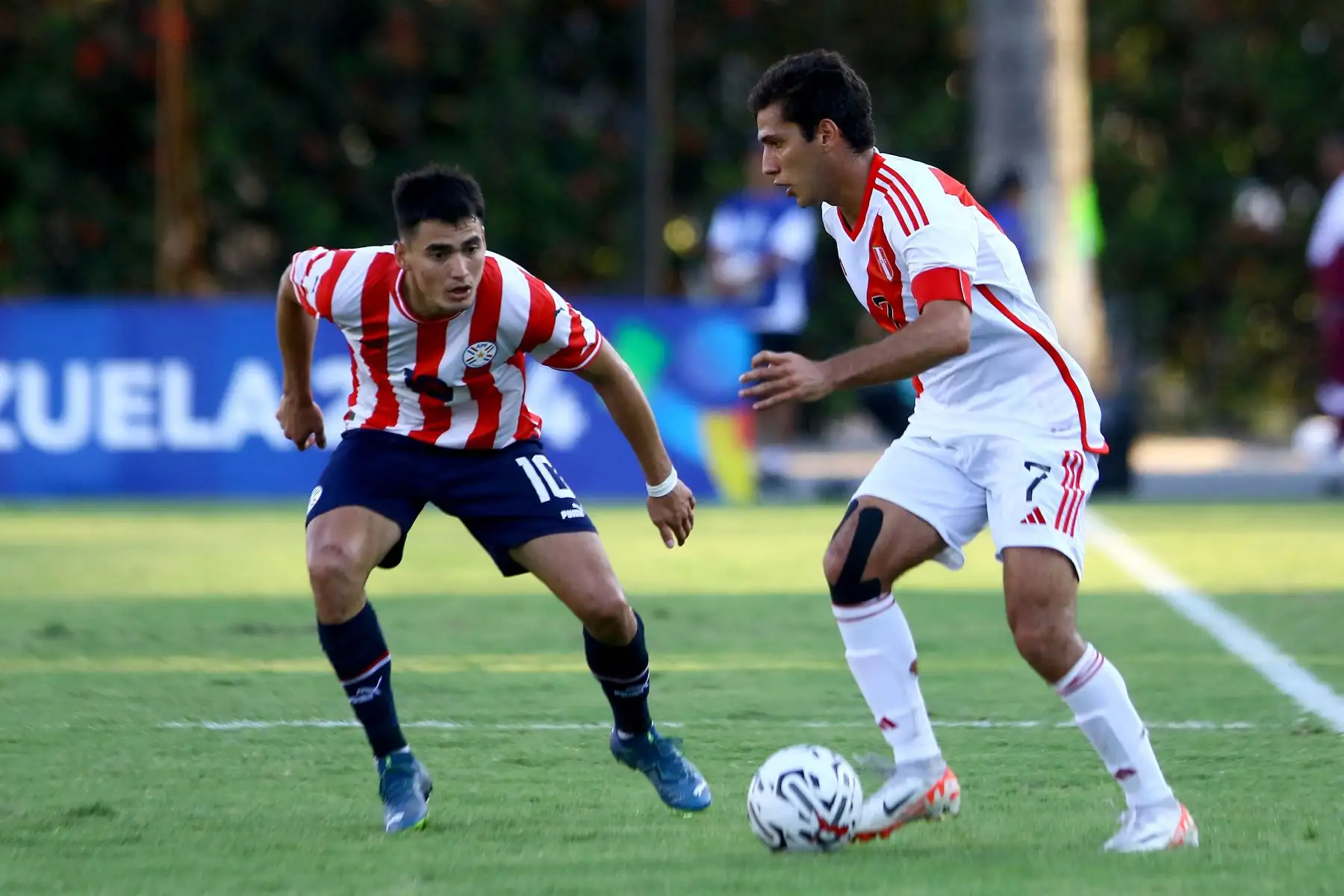 El mediocampista paraguayo Wilder Viera y el defensor peruano Emilio Saba luchan por el balón durante el partido de fútbol del Grupo B del Torneo Preolímpico CONMEBOL Venezuela 2024 entre Paraguay y Perú en el estadio Misael Delgado de Valencia, Venezuela.
Foto: AFP
