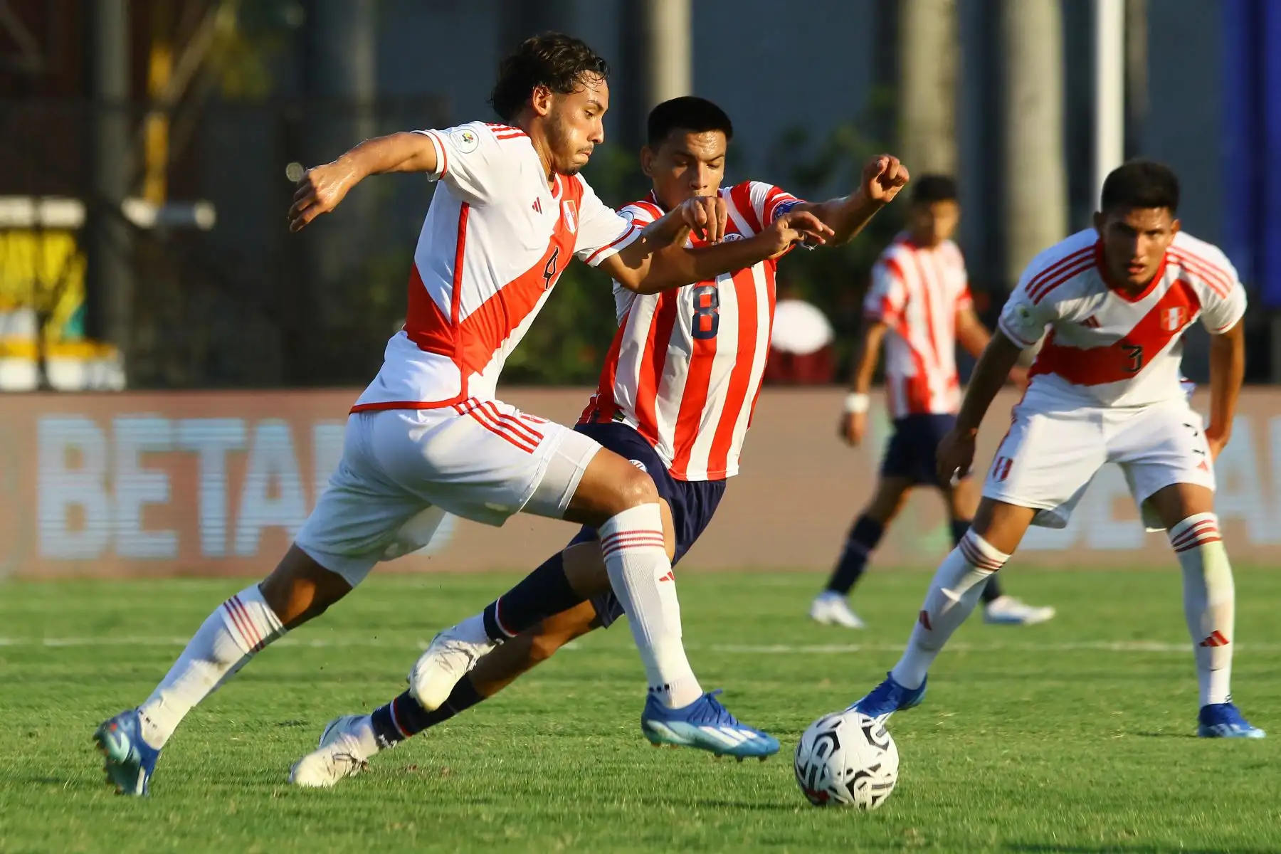 El defensor peruano Erick Noriega  y el mediocampista paraguayo Diego Gómez luchan por el balón durante el partido de fútbol del Grupo B del Torneo Preolímpico CONMEBOL Venezuela 2024 entre Paraguay y Perú en el estadio Misael Delgado de Valencia, Venezuela.
Foto: AFP