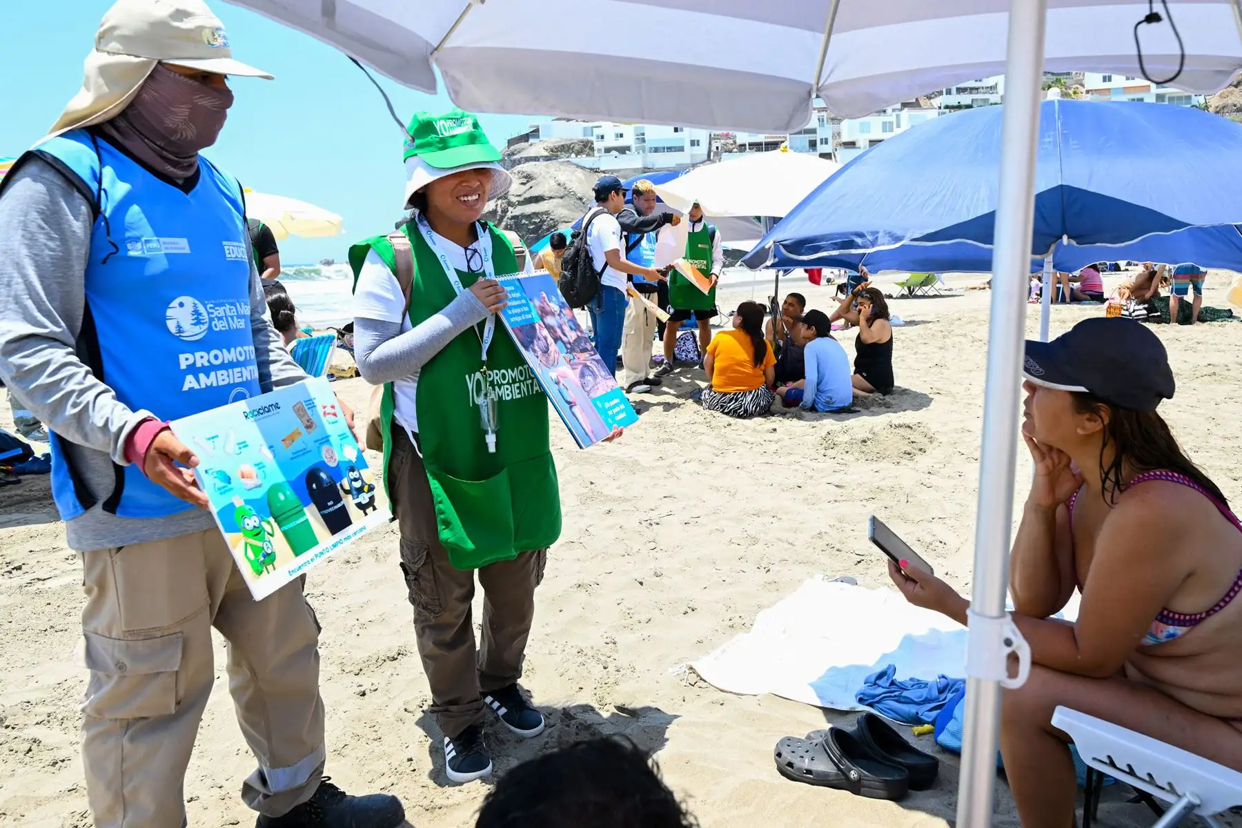 Ministra del Ambiente, Albina Ruiz lidera actividades de sensibilización y educación ambiental en Playa Grande del distrito de Santa María del Mar.
Foto: Ministerio del Ambiente