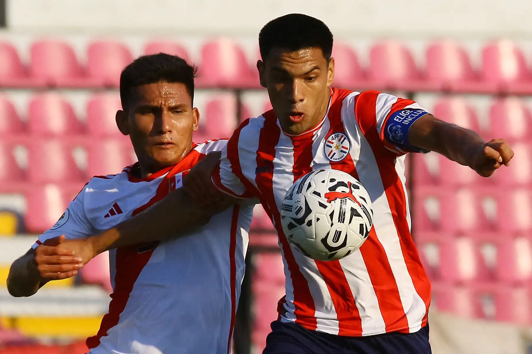 El defensor peruano Alejandro Posito y el mediocampista paraguayo Diego Gómez luchan por el balón durante el partido de fútbol del Grupo B del Torneo Preolímpico CONMEBOL Venezuela 2024 entre Paraguay y Perú en el estadio Misael Delgado de Valencia, Venezuela.
Foto: AFP