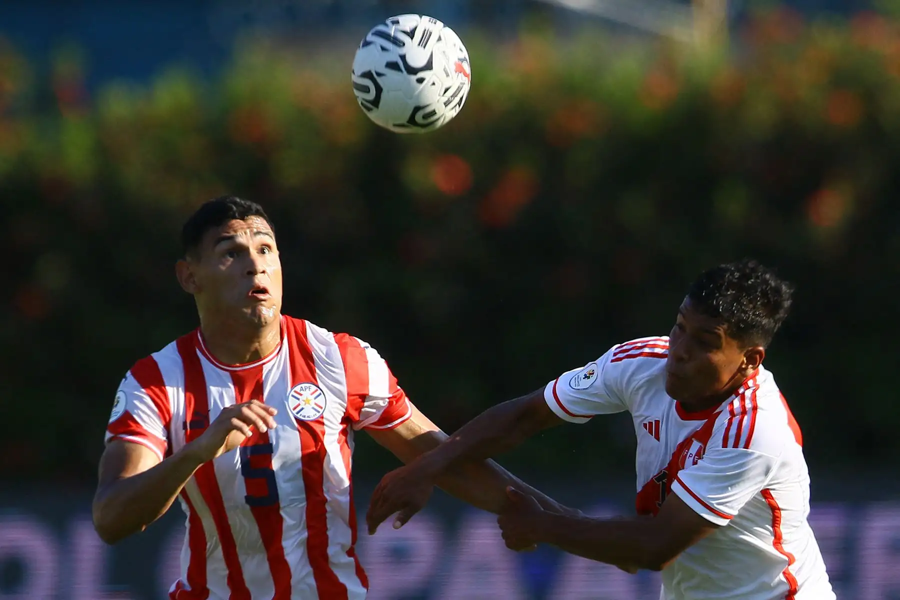 El mediocampista paraguayo Fabrizio Peralta  y el delantero peruano Diether Vásquez luchan por el balón durante el partido de fútbol del Grupo B del Torneo Preolímpico CONMEBOL Venezuela 2024 entre Paraguay y Perú en el estadio Misael Delgado de Valencia, Venezuela.
Foto: AFP