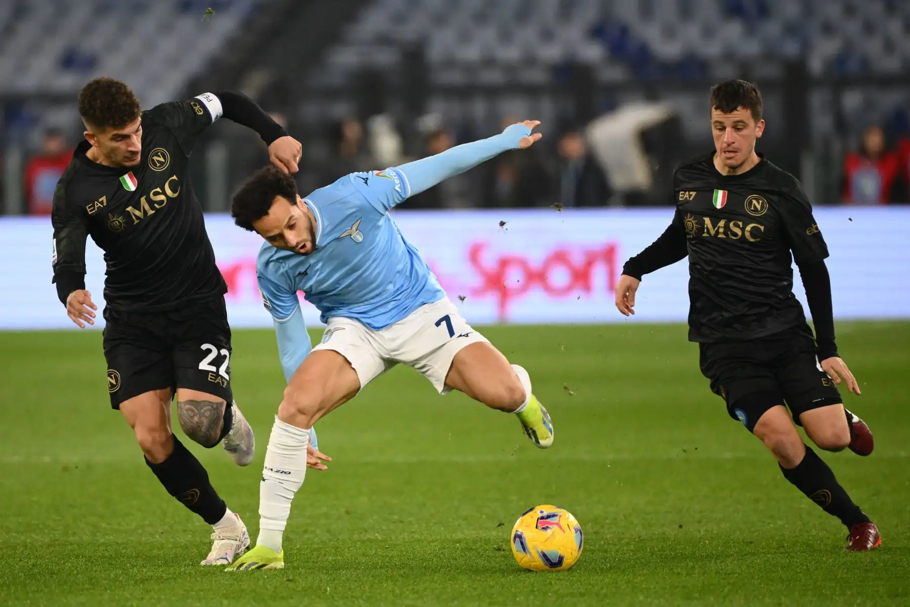 El mediocampista brasileño del Lazio Felipe Anderson lucha por el balón con el defensor italiano del Napoli Giovanni Di Lorenzo y el mediocampista polaco del Napoli Piotr Zielinski durante el partido de fútbol de la Serie A italiana entre Lazio y Napoli. Foto: ANDINA/AFP