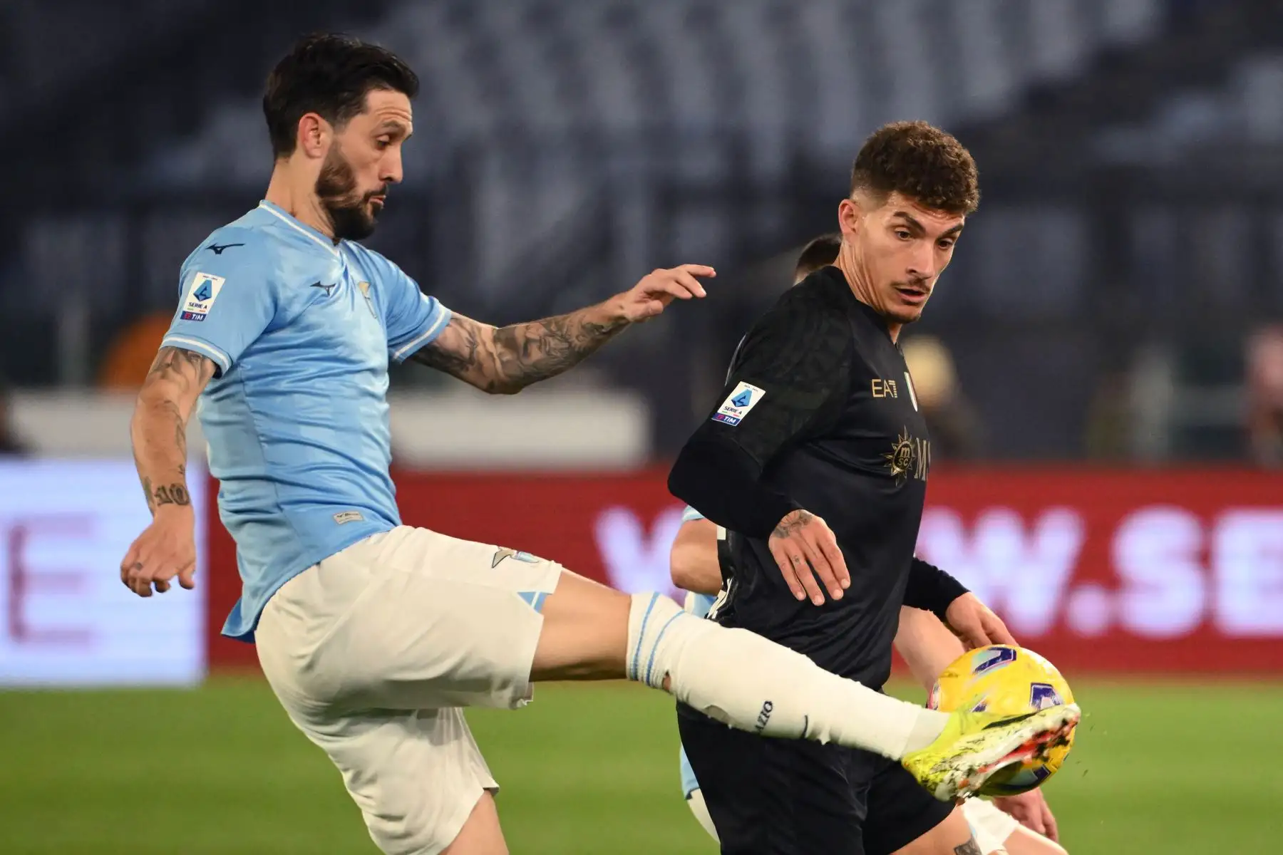 El defensor italiano del Napoli Giovanni Di Lorenzo lucha por el balón con el mediocampista español del Lazio Luis Alberto durante el partido de fútbol de la Serie A italiana entre Lazio y Napoli. Foto: ANDINA/AFP