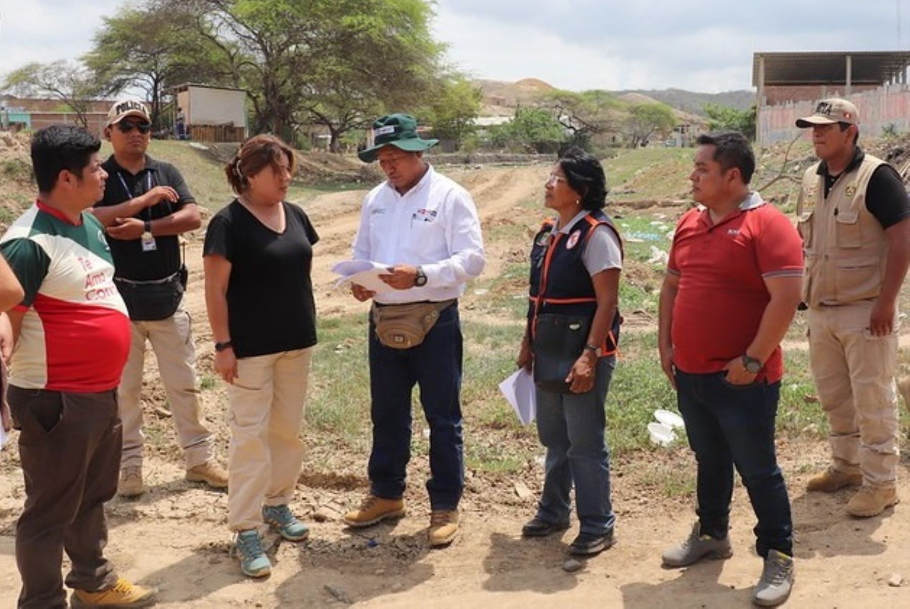 Ministra de Desarrollo Agrario y Riego, Jennifer Contreras, con alcaldes de Tumbes, inspeccionan nuevos puntos críticos ante posibles lluvias del Fenómeno El Niño. Foto: Cortesía.