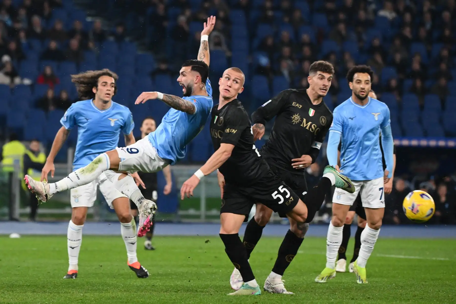 El delantero español de la Lazio Pedro lucha por el balón con el defensor noruego del Napoli  Leo Skiri Ostigard durante el partido de fútbol de la Serie A italiana entre Lazio y Napoli. Foto: ANDINA/ AFP