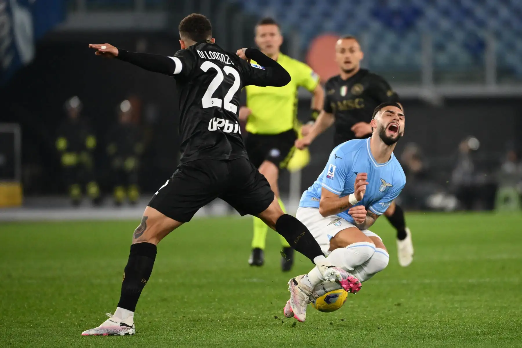 El mediocampista argentino de la Lazio Valentin Castellanos es abordado por el defensor italiano del Napoli Giovanni Di Lorenzo durante el partido de fútbol de la Serie A italiana entre Lazio y Napoli. Foto. ANDINA/AFP