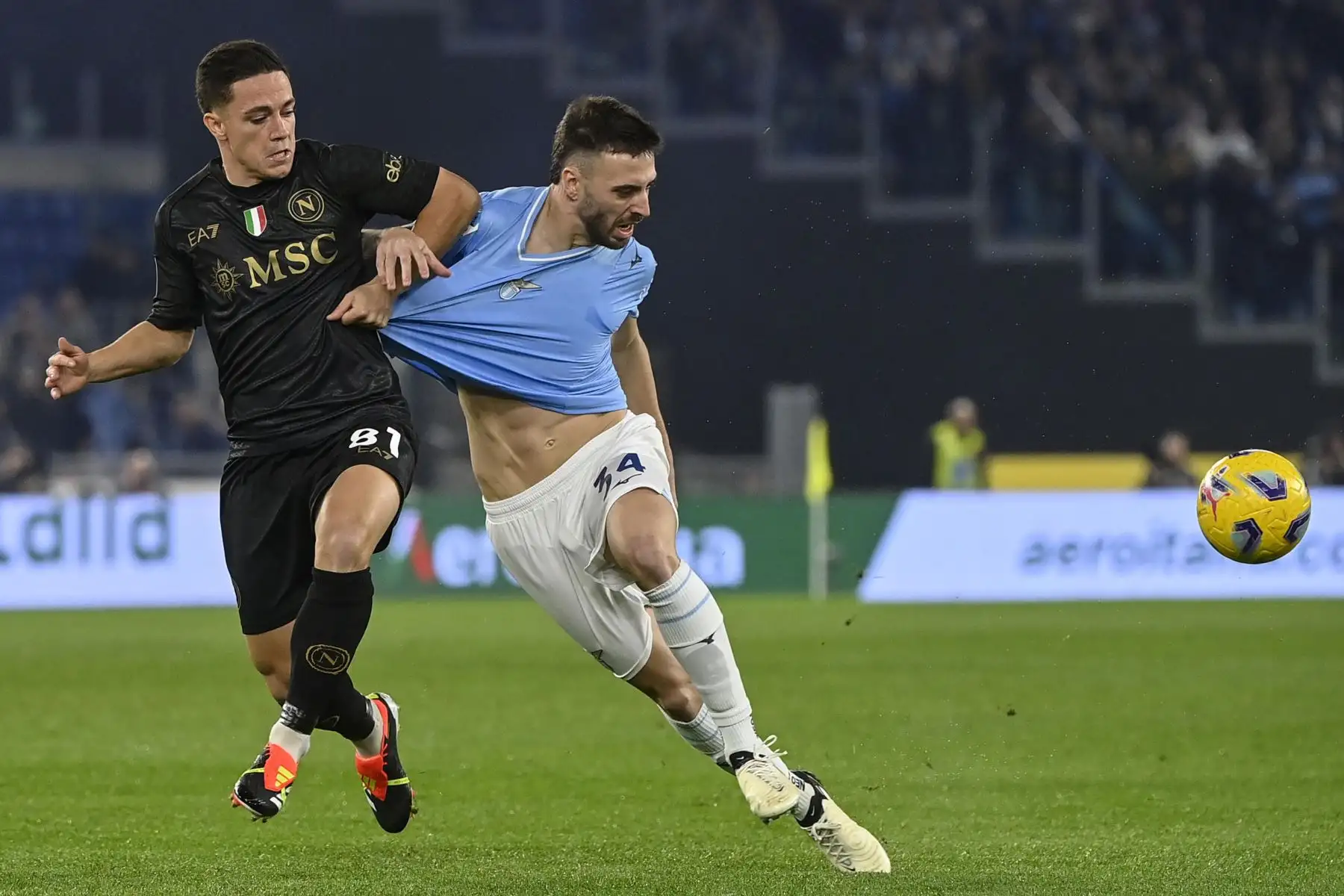 Giacomo Raspadori del Napoli en acción contra Mario Gila del Lazio durante el partido de fútbol de la Serie A entre el SS Lazio y el SSC Napoli en Roma. Foto: ANDINA/ EFE