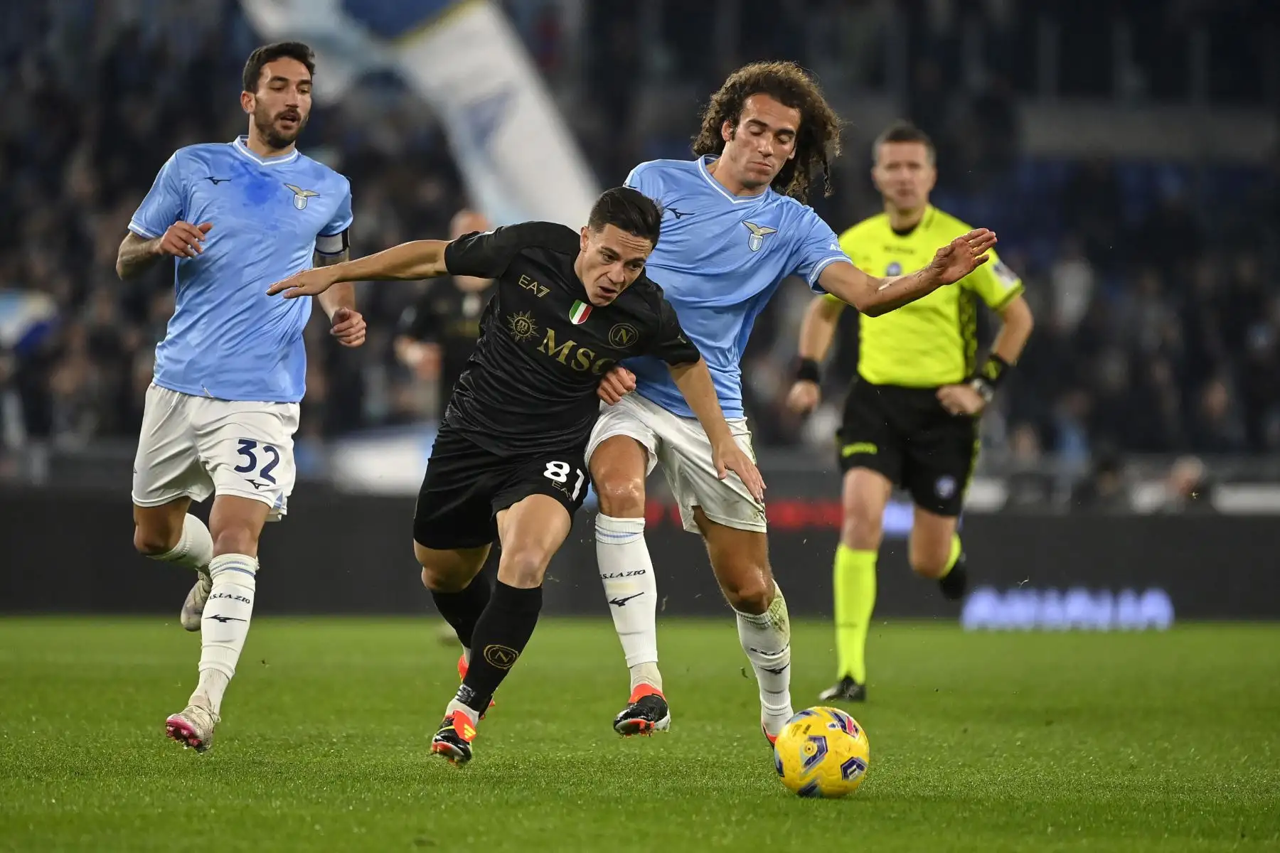 Giacomo Raspadori de Nápoles en acción contra Matteo Guendouzi  de Lazio durante el partido de fútbol serie A entre SS Lazio y SSC Napoli en Roma. Foto: ANDINA/EFE