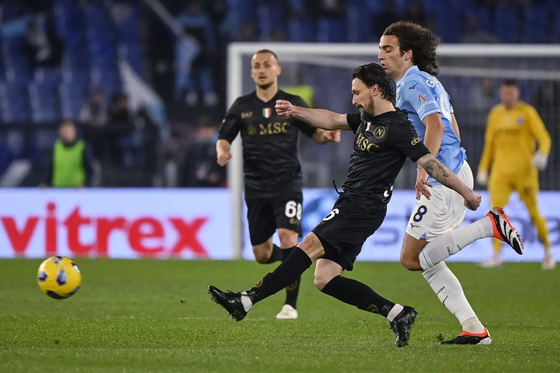 Mario Rui, de Nápoles en acción contra Matteo Guendouzi de Lazio durante el partido de fútbol serie A entre SS Lazio y SSC Napoli en Roma. Foto: ANDINA/ EFE