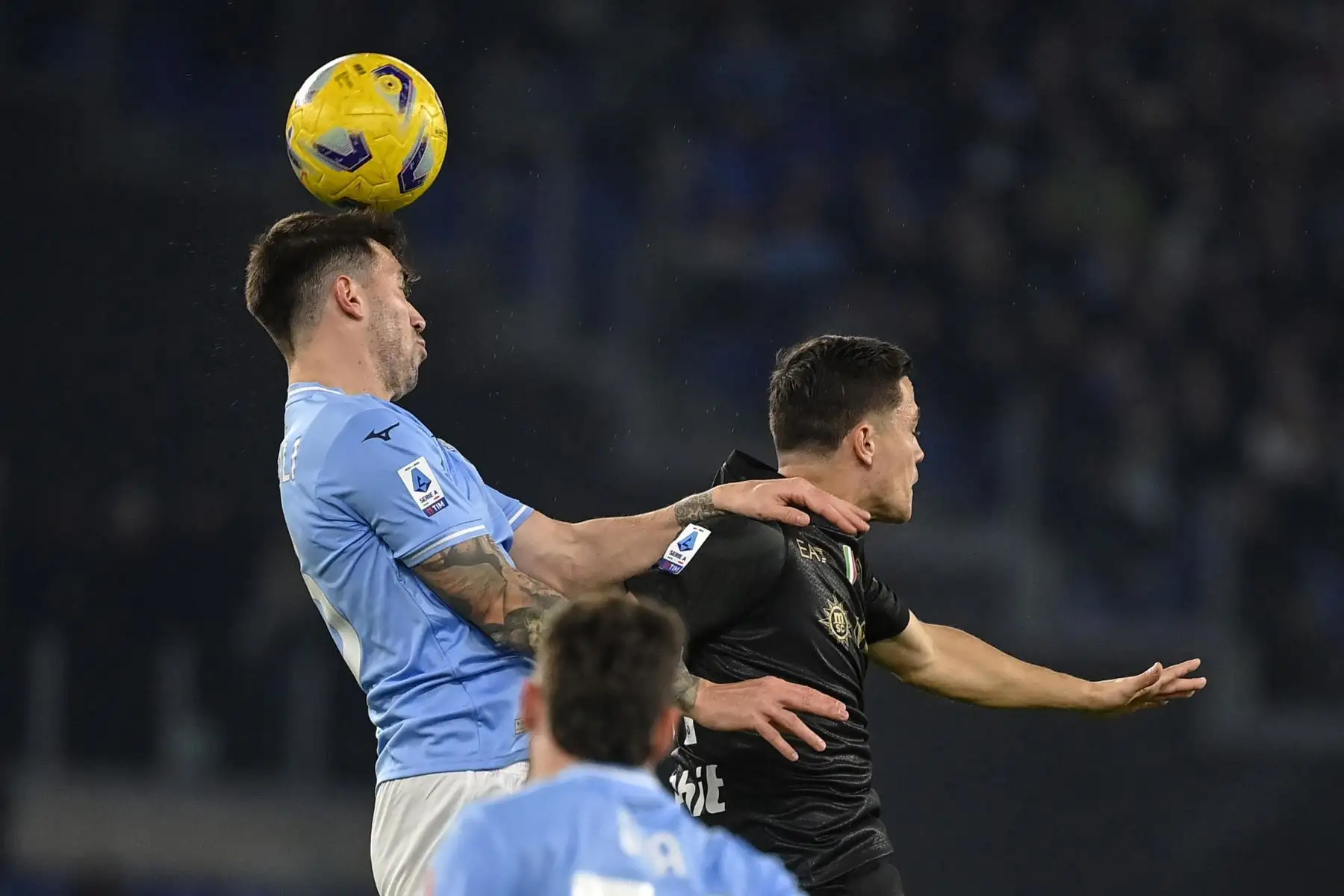 Mario Gila de Lazio en acción contra Giacomo Raspadori de Nápoles durante el partido de fútbol serie A entre SS Lazio y SSC Napoli en Roma. Foto: ANDINA/EFE